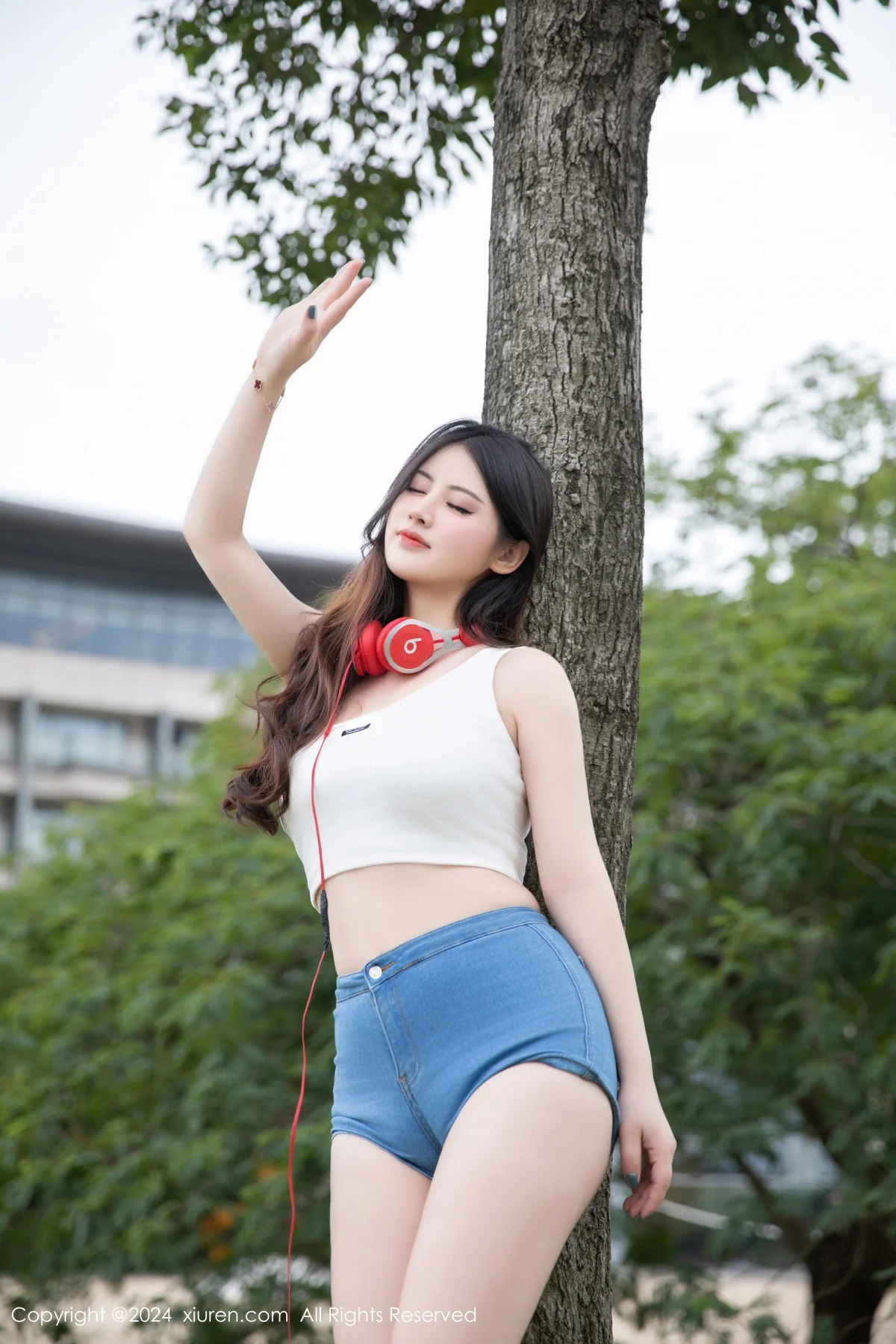 诗诗kiki性感白色抹胸服饰配超短牛仔裤秀丰腴身姿绝美写真 第 10 张