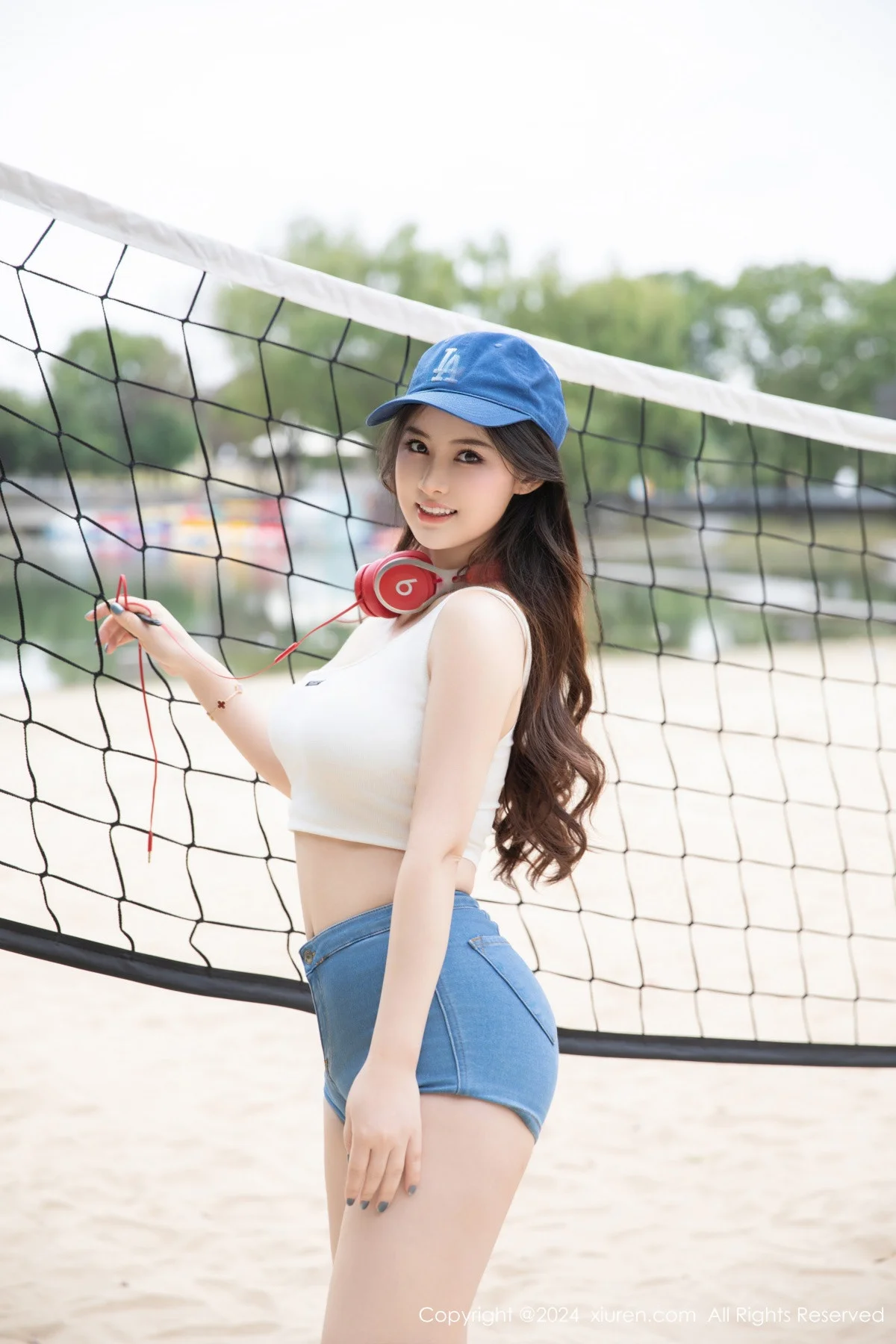 诗诗kiki性感白色抹胸服饰配超短牛仔裤秀丰腴身姿绝美写真 第 20 张