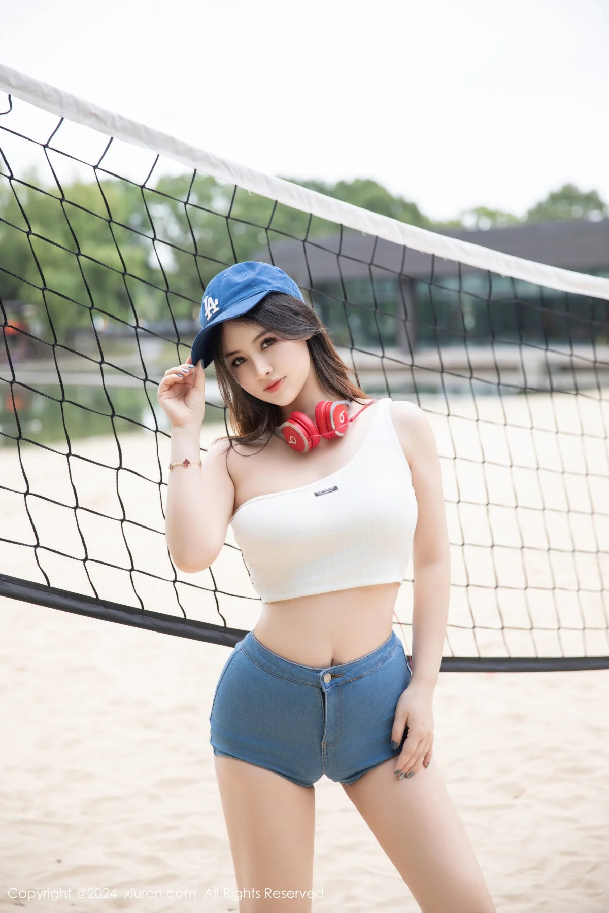 诗诗kiki性感白色抹胸服饰配超短牛仔裤秀丰腴身姿绝美写真 第 22 张