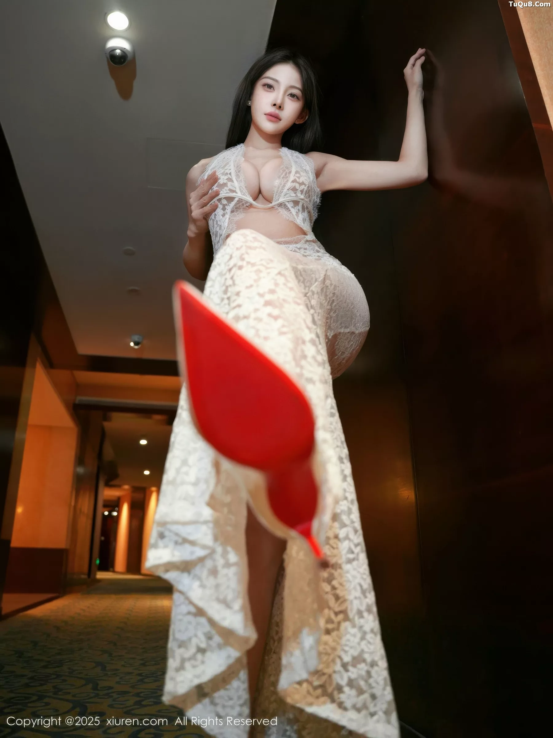 梨霜儿性感白色蕾丝长裙配开档肉丝秀丰腴身材迷人绝美写真 第 25 张