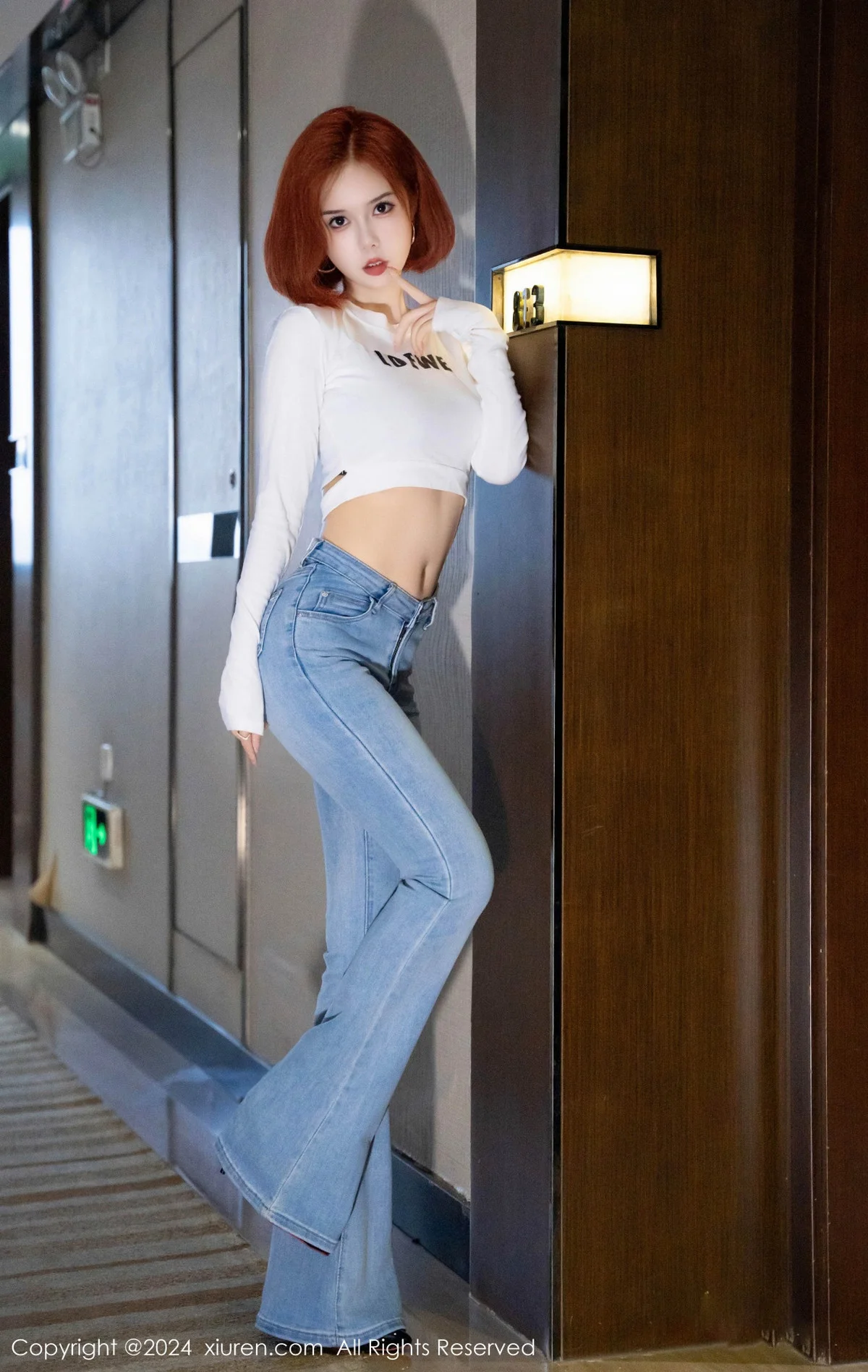 白芷yy短款白色上衣配牛仔裤露超薄黑丝秀曼妙身姿绝美写真 第 1 张