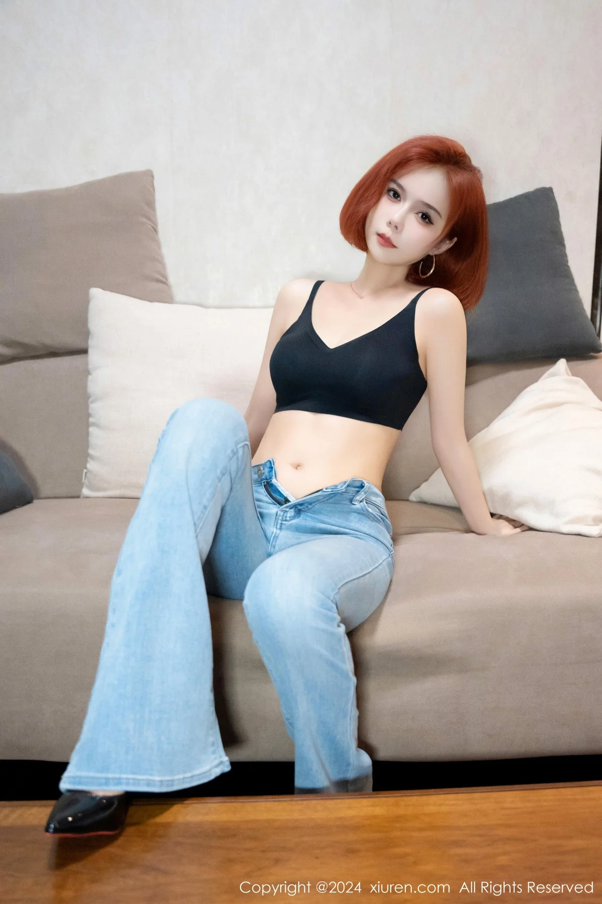 白芷yy短款白色上衣配牛仔裤露超薄黑丝秀曼妙身姿绝美写真 第 26 张