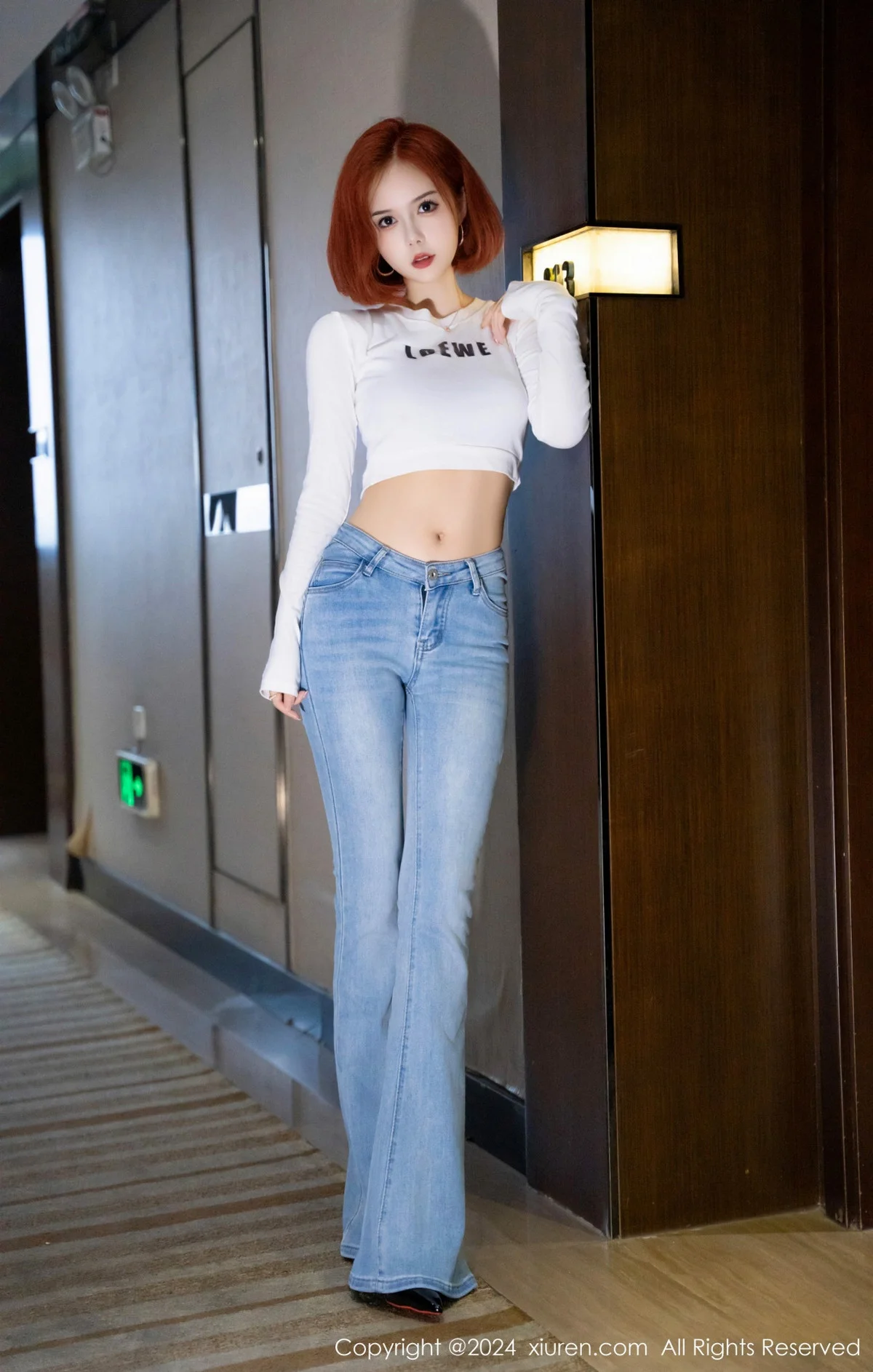 白芷yy短款白色上衣配牛仔裤露超薄黑丝秀曼妙身姿绝美写真 第 4 张
