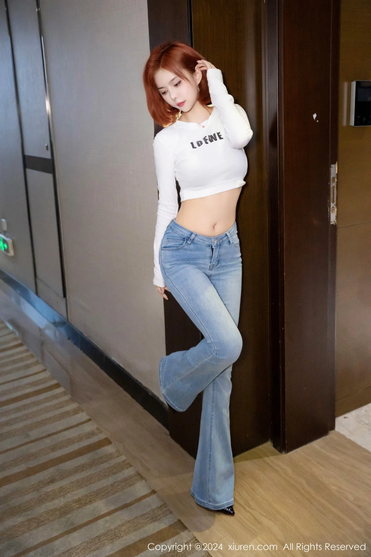 白芷yy短款白色上衣配牛仔裤露超薄黑丝秀曼妙身姿绝美写真 第 7 张