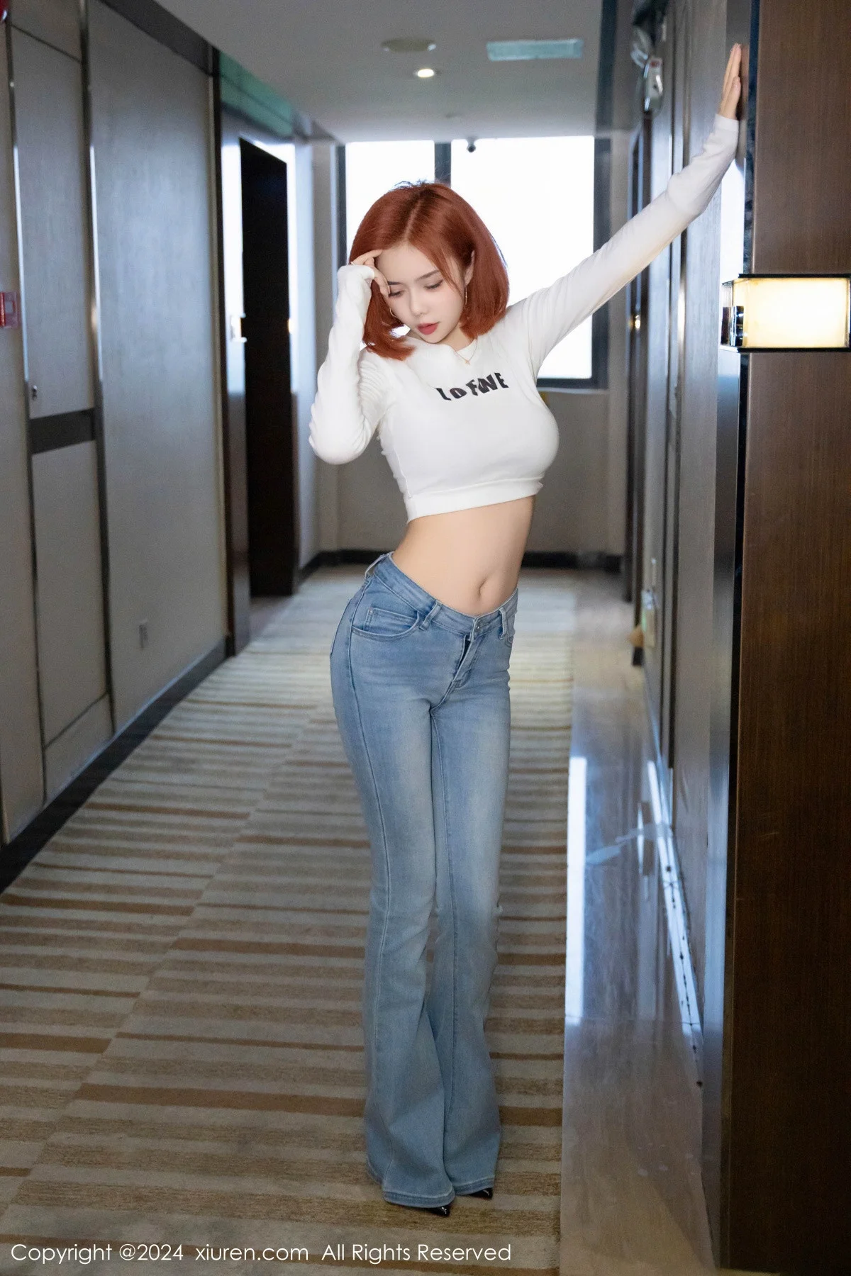 白芷yy短款白色上衣配牛仔裤露超薄黑丝秀曼妙身姿绝美写真 第 9 张