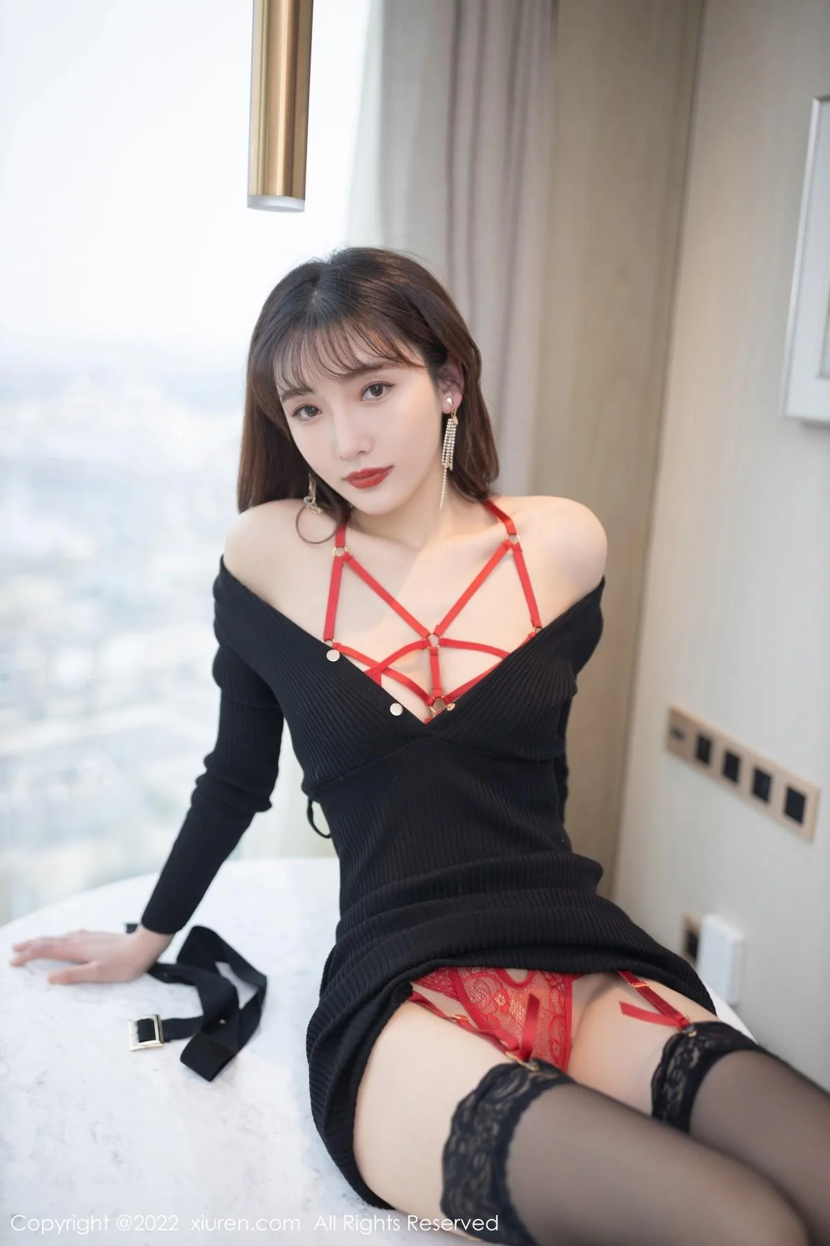 陆萱萱珠三角旅拍秘书日常红色蕾丝内衣配蕾丝袜绝美写真 第 11 张