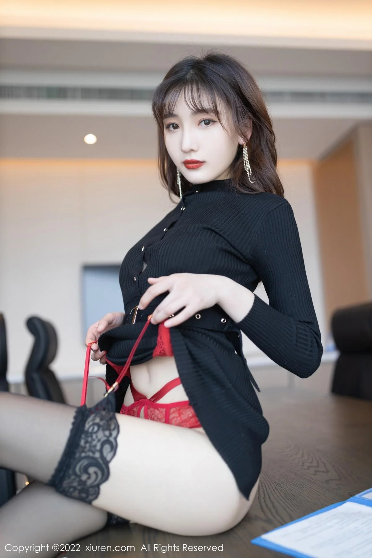 陆萱萱珠三角旅拍秘书日常红色蕾丝内衣配蕾丝袜绝美写真 第 76 张