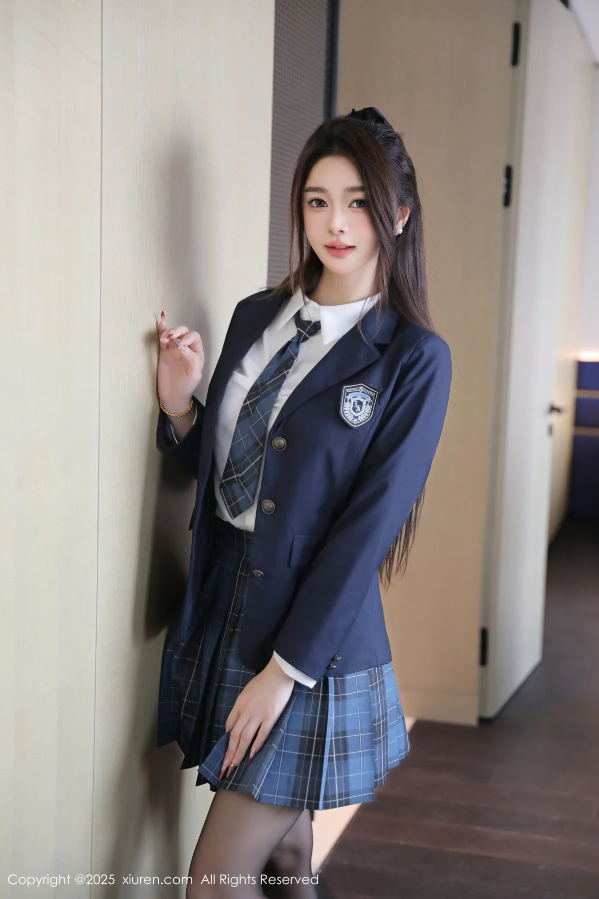 Candy糖糖性感JK制服配超薄黑丝秀丰腴身材完美绝美写真 第 10 张