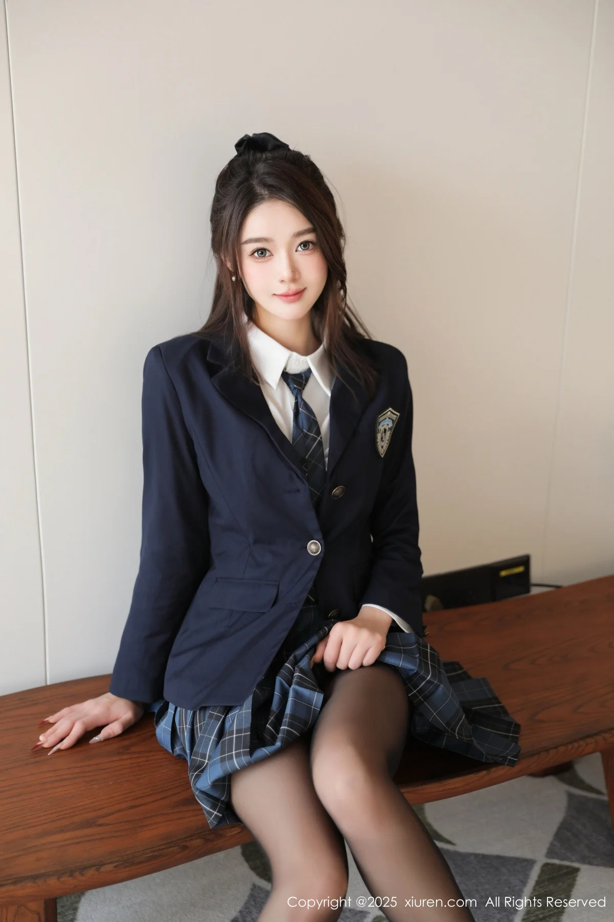 Candy糖糖性感JK制服配超薄黑丝秀丰腴身材完美绝美写真 第 2 张