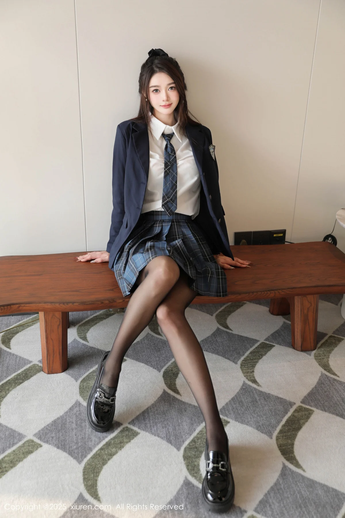 Candy糖糖性感JK制服配超薄黑丝秀丰腴身材完美绝美写真 第 7 张