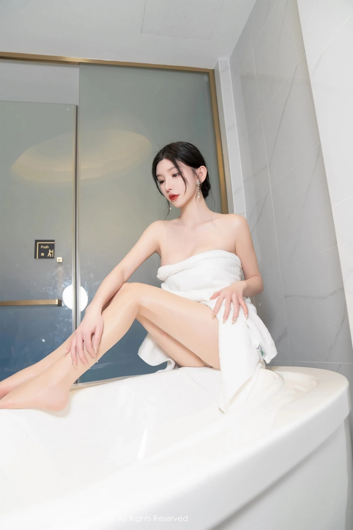 周于希Sally会所剧情灰色上衣配超薄闪亮肉丝撩人绝美写真 第 36 张
