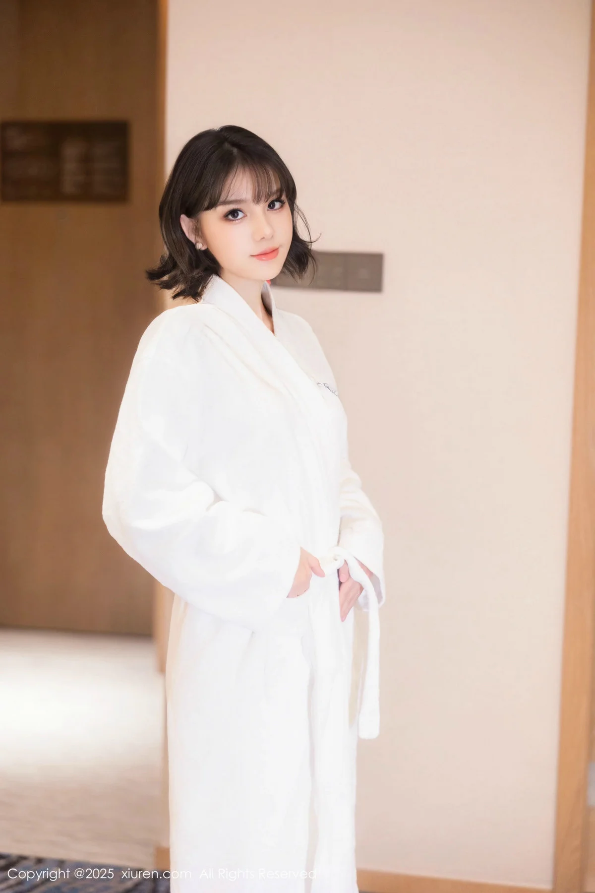 黎苏苏性感白色浴袍露黑色情趣内衣秀曼妙身材完美绝美写真 第 1 张
