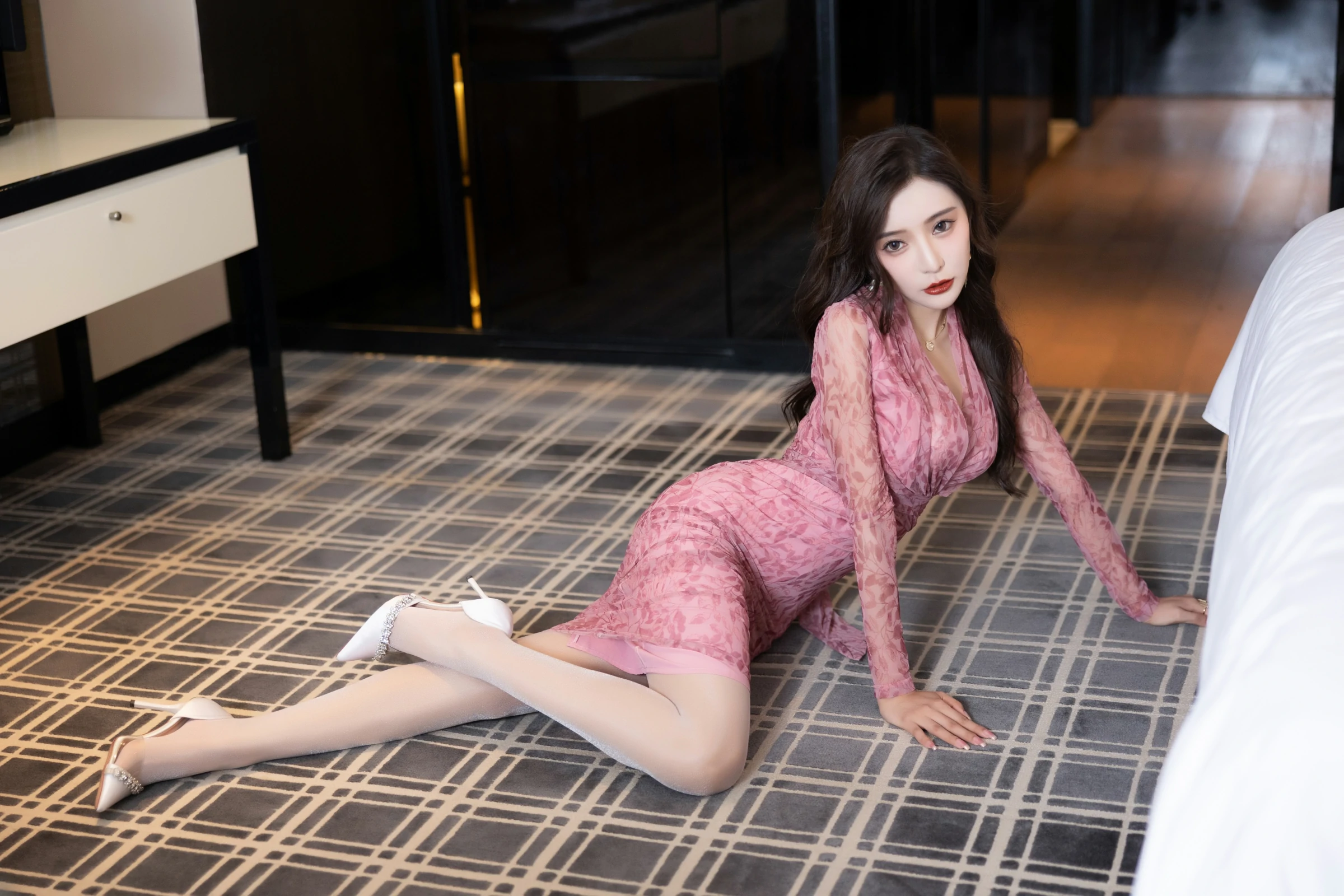 [秀人付费] 王馨瑶Yanni 诱人私拍福利 碎花连衣裙 第 13 张