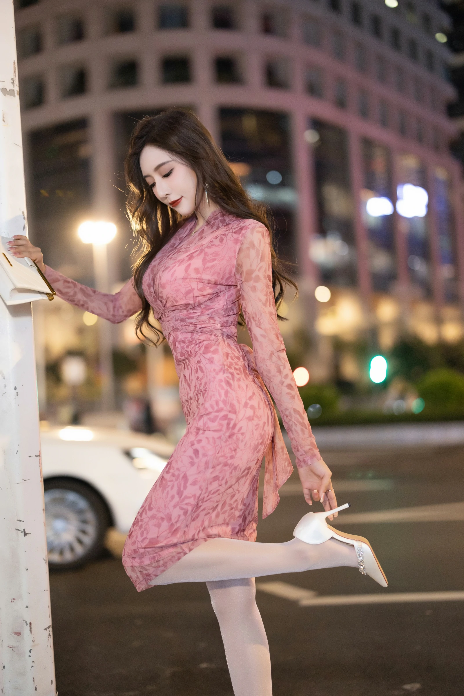 [秀人付费] 王馨瑶Yanni 诱人私拍福利 碎花连衣裙 第 4 张
