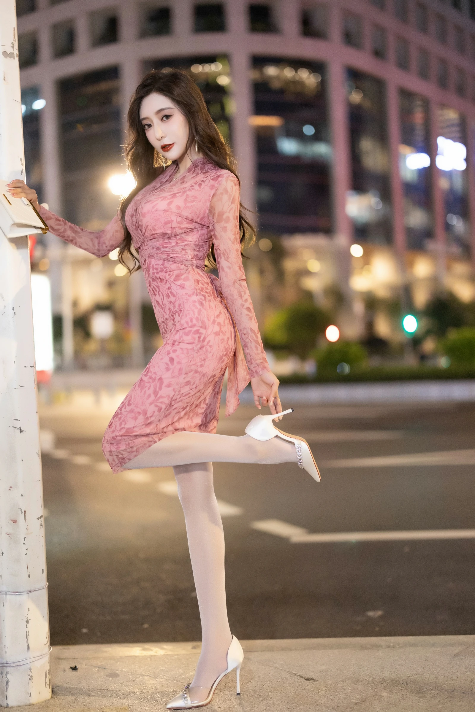[秀人付费] 王馨瑶Yanni 诱人私拍福利 碎花连衣裙 第 5 张