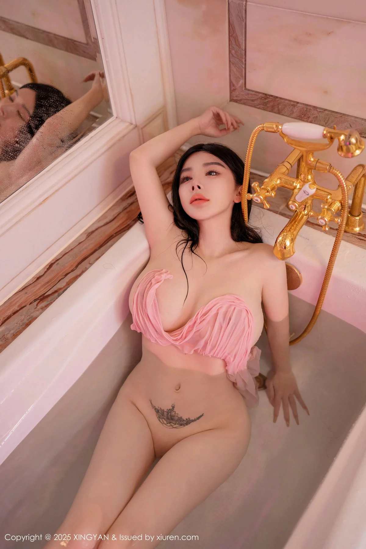 潘思沁浴室场景性感粉色情趣服饰湿身秀巨乳肥臀绝美写真 第 114 张