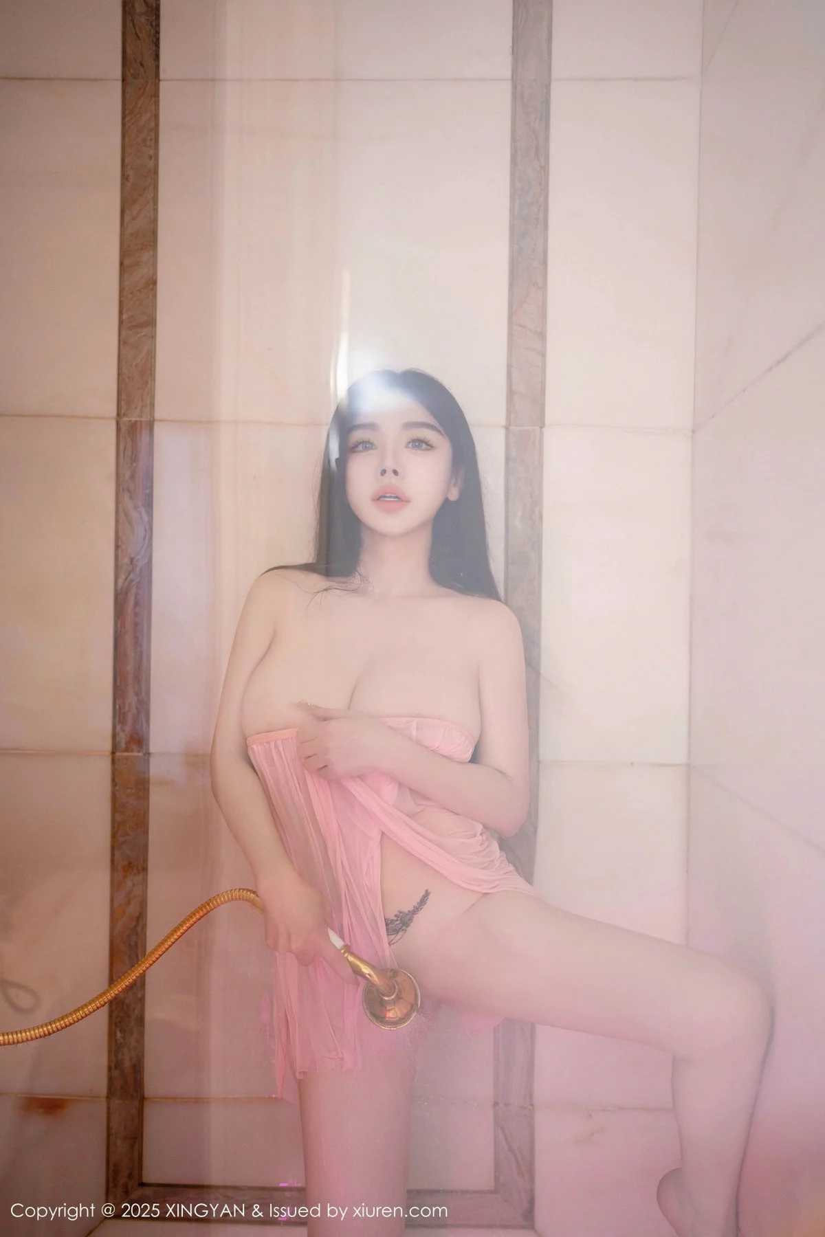 潘思沁浴室场景性感粉色情趣服饰湿身秀巨乳肥臀绝美写真 第 6 张