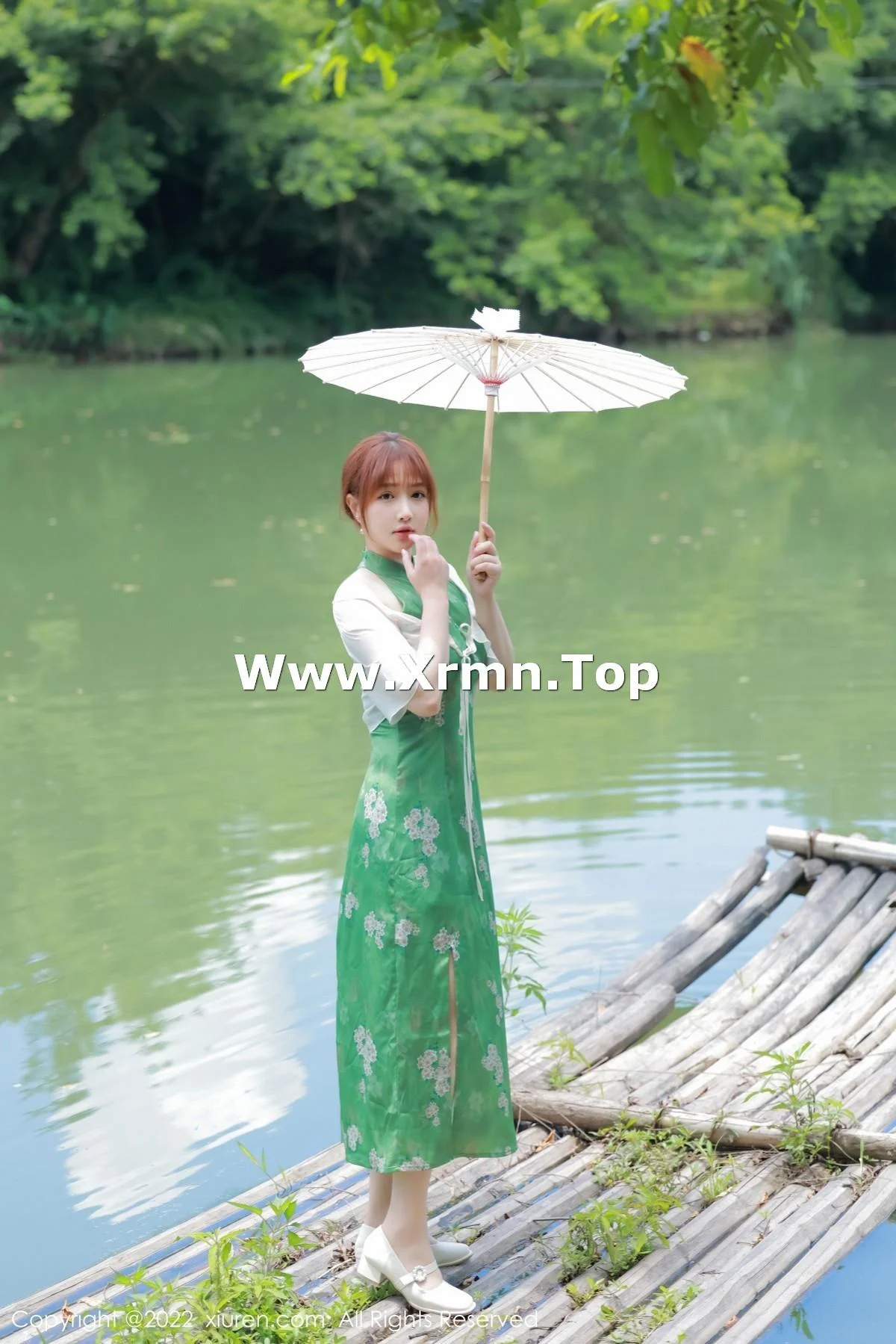 养乐多DoDo江边场景性感绿色旗袍配超薄肉丝迷人绝美写真 第 1 张