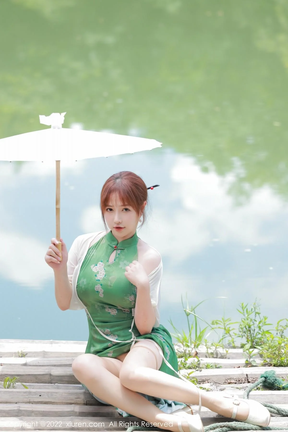 养乐多DoDo江边场景性感绿色旗袍配超薄肉丝迷人绝美写真 第 10 张