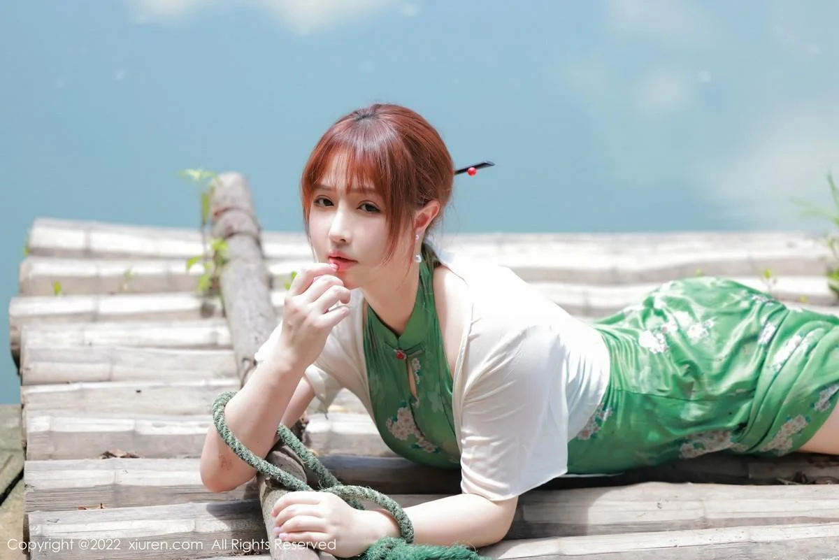 养乐多DoDo江边场景性感绿色旗袍配超薄肉丝迷人绝美写真 第 11 张
