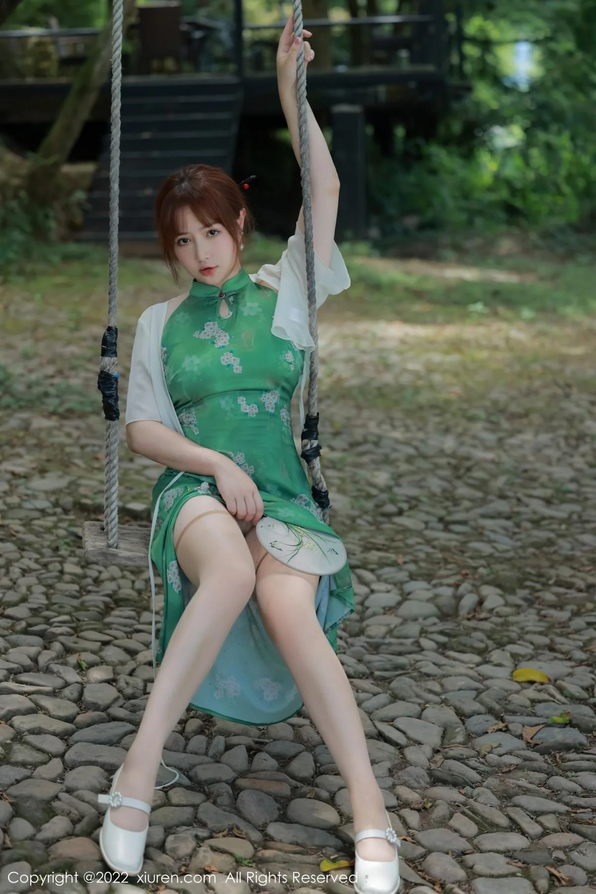 养乐多DoDo江边场景性感绿色旗袍配超薄肉丝迷人绝美写真 第 16 张