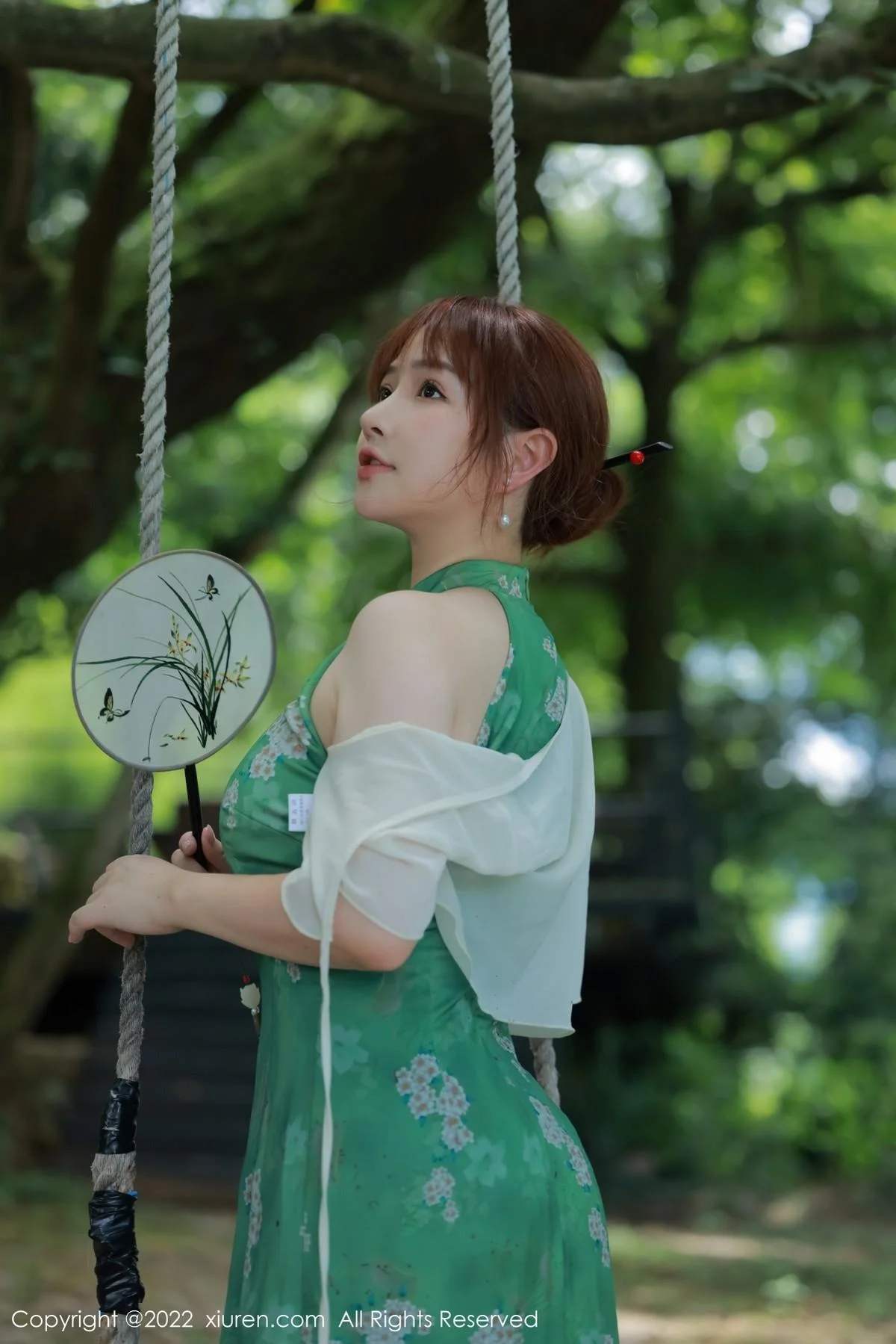 养乐多DoDo江边场景性感绿色旗袍配超薄肉丝迷人绝美写真 第 17 张