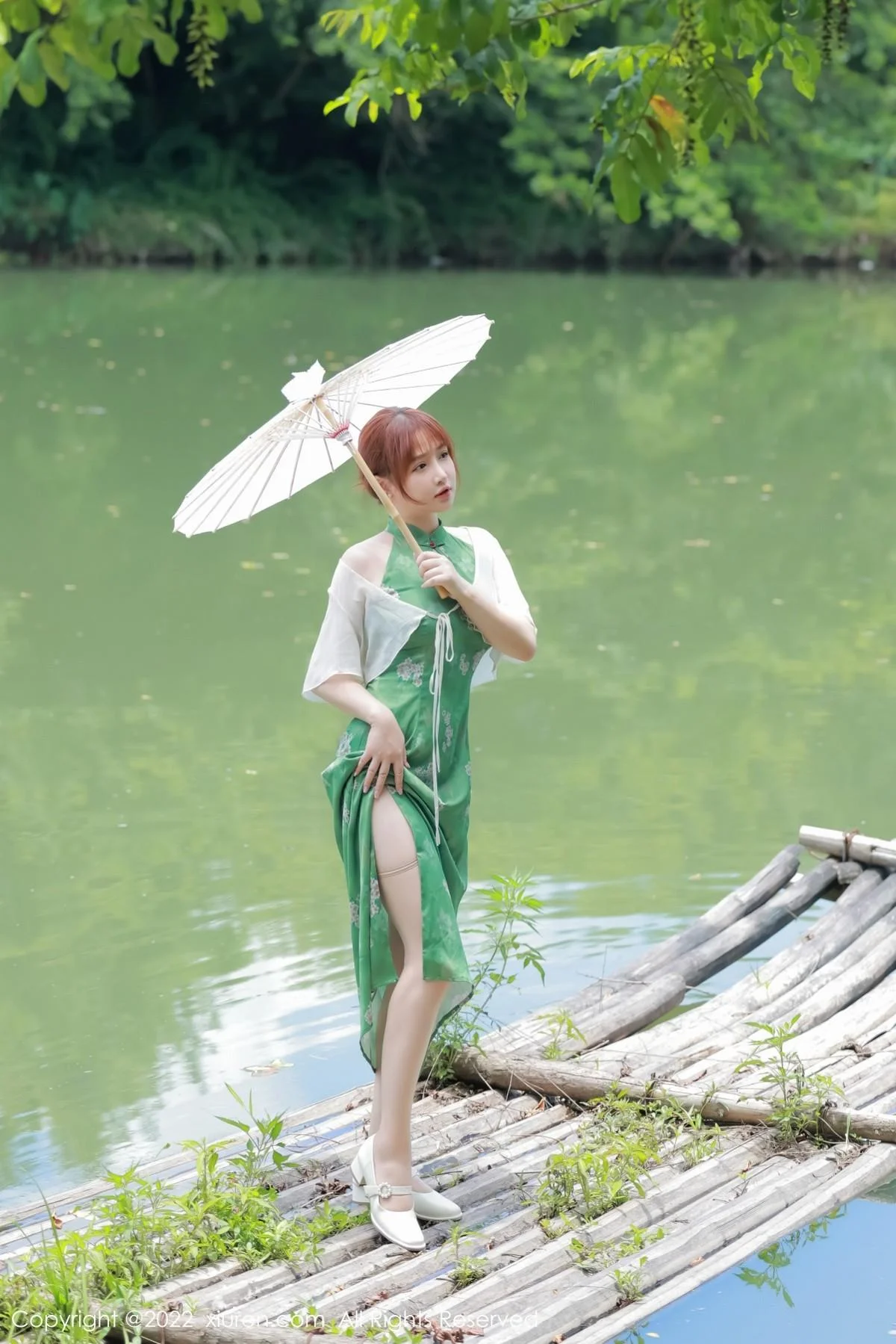 养乐多DoDo江边场景性感绿色旗袍配超薄肉丝迷人绝美写真 第 2 张