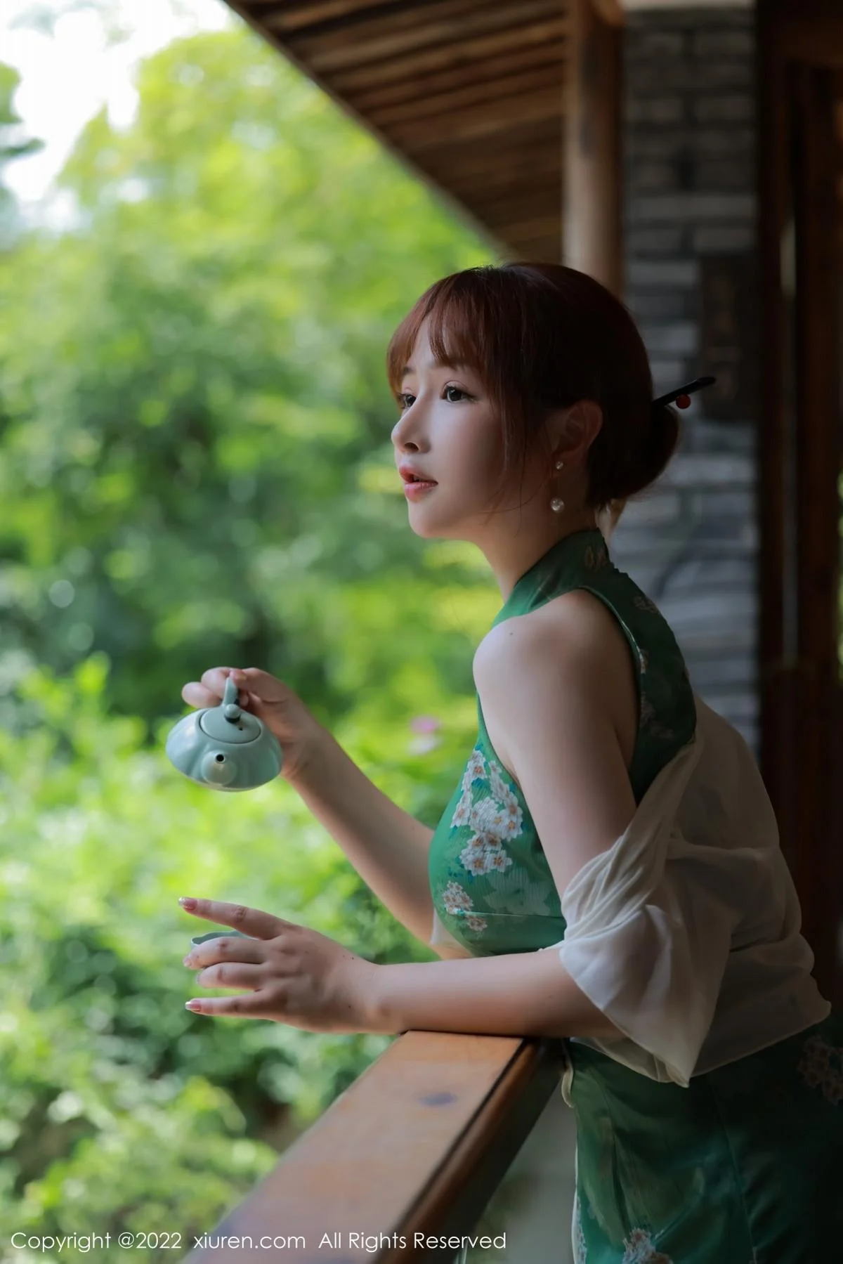 养乐多DoDo江边场景性感绿色旗袍配超薄肉丝迷人绝美写真 第 21 张