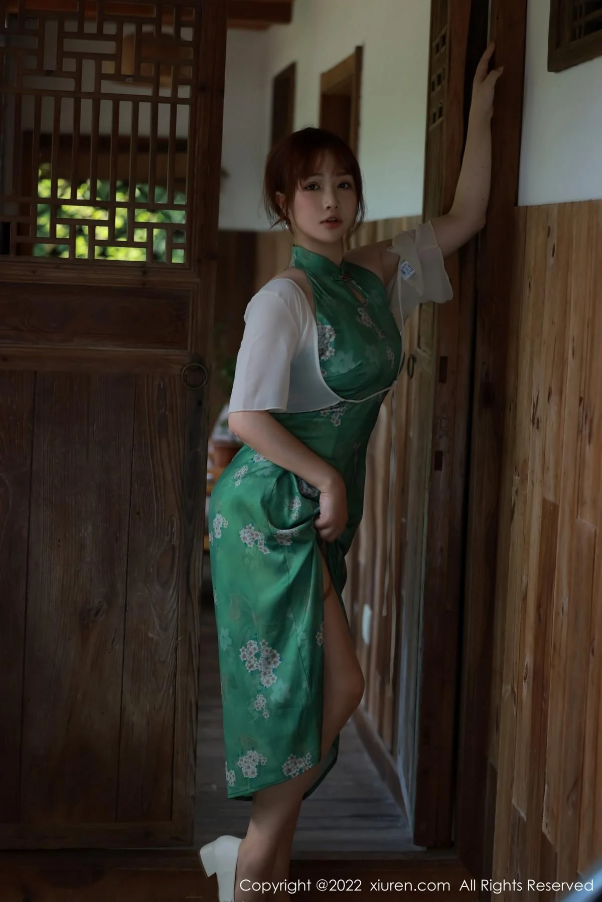 养乐多DoDo江边场景性感绿色旗袍配超薄肉丝迷人绝美写真 第 22 张