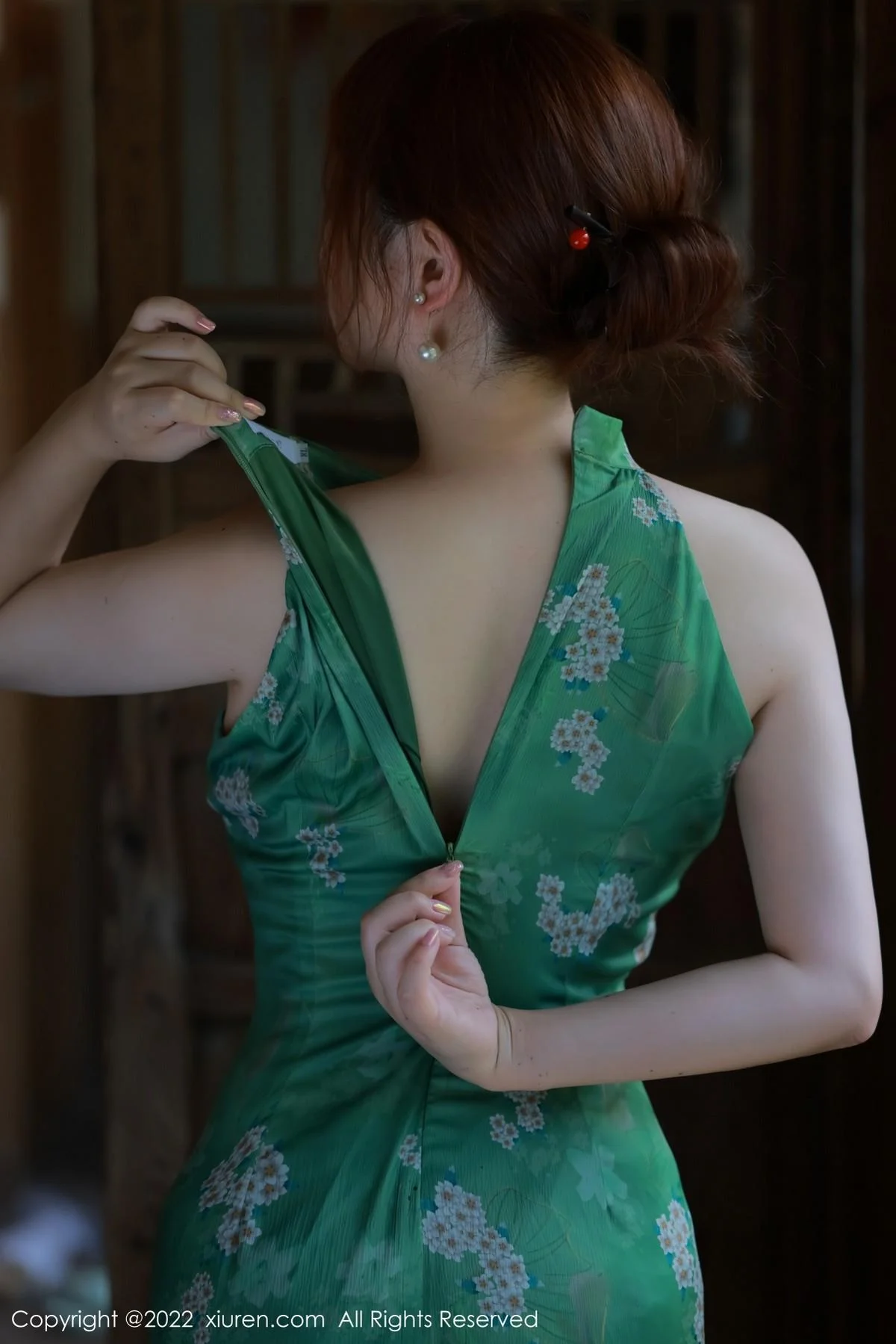 养乐多DoDo江边场景性感绿色旗袍配超薄肉丝迷人绝美写真 第 28 张
