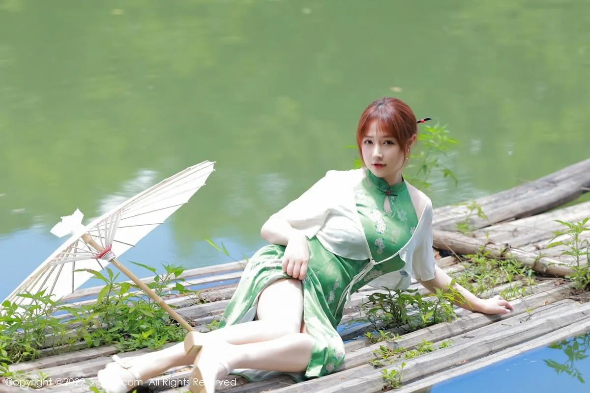 养乐多DoDo江边场景性感绿色旗袍配超薄肉丝迷人绝美写真 第 3 张