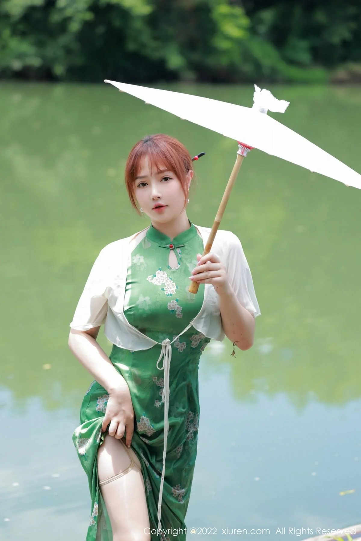 养乐多DoDo江边场景性感绿色旗袍配超薄肉丝迷人绝美写真 第 6 张