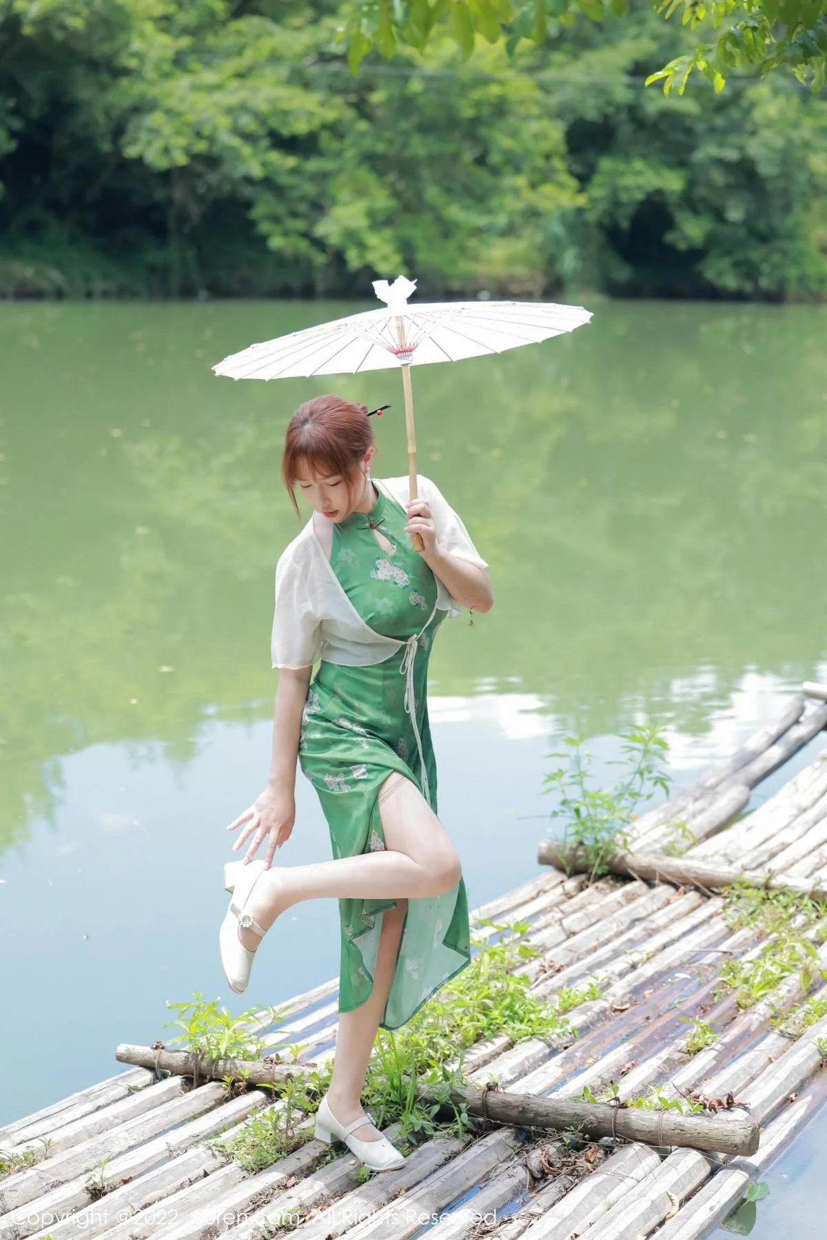 养乐多DoDo江边场景性感绿色旗袍配超薄肉丝迷人绝美写真 第 7 张
