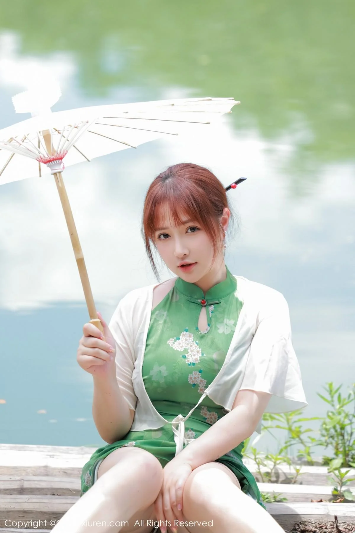 养乐多DoDo江边场景性感绿色旗袍配超薄肉丝迷人绝美写真 第 8 张