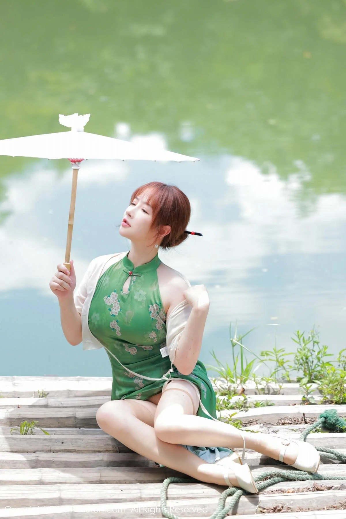 养乐多DoDo江边场景性感绿色旗袍配超薄肉丝迷人绝美写真 第 9 张