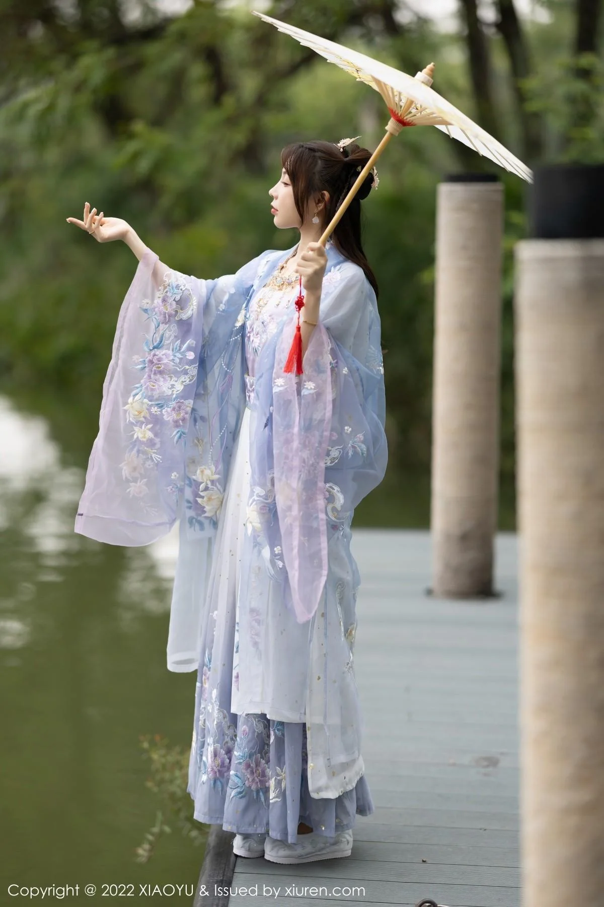 徐莉芝Booty杭州旅拍浅紫色古装服配超薄无内肉丝绝美写真 第 1 张