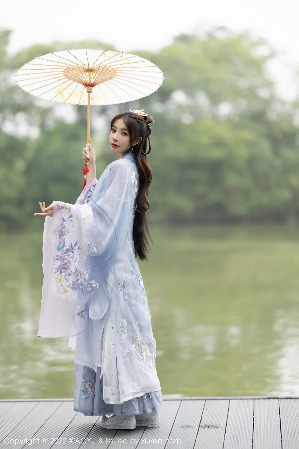 徐莉芝Booty杭州旅拍浅紫色古装服配超薄无内肉丝绝美写真 第 3 张