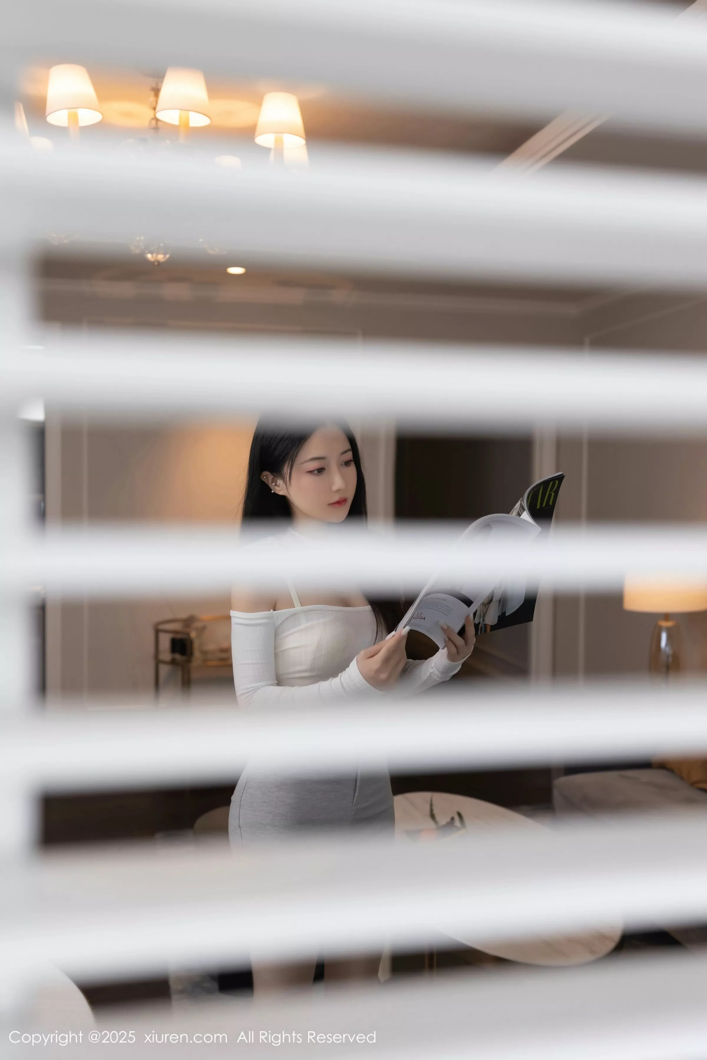 鱼子酱Fish性感白色短T露白色内衣配开档白丝秀美腿绝美写真 第 1 张