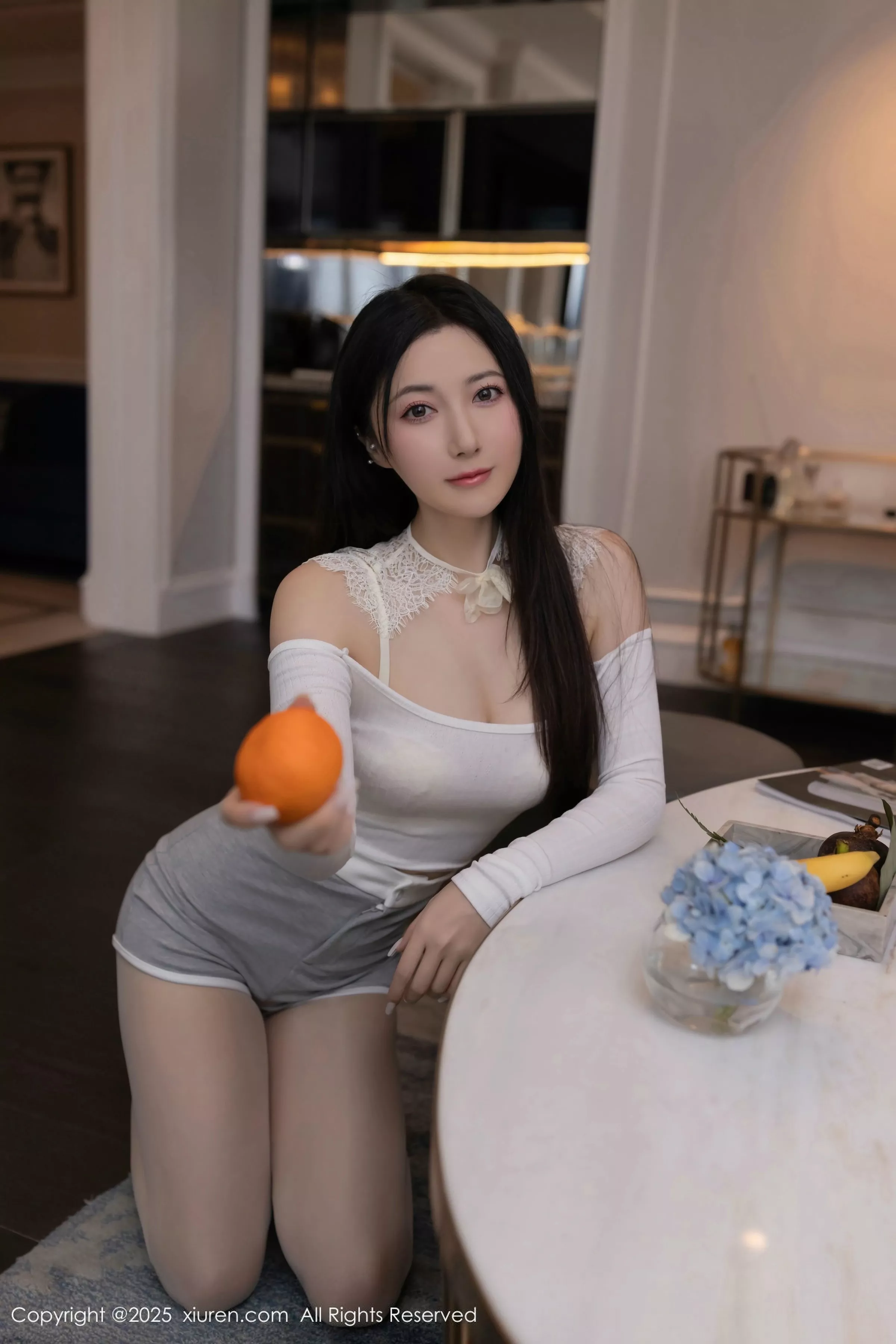 鱼子酱Fish性感白色短T露白色内衣配开档白丝秀美腿绝美写真 第 11 张
