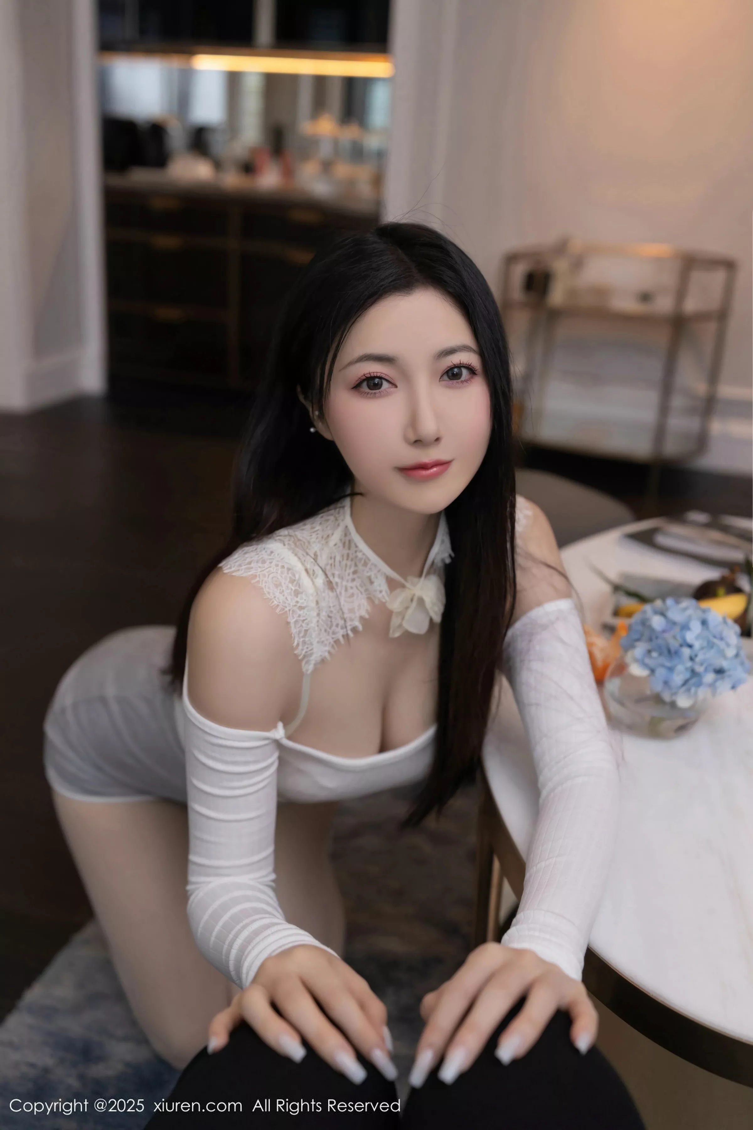 鱼子酱Fish性感白色短T露白色内衣配开档白丝秀美腿绝美写真 第 15 张
