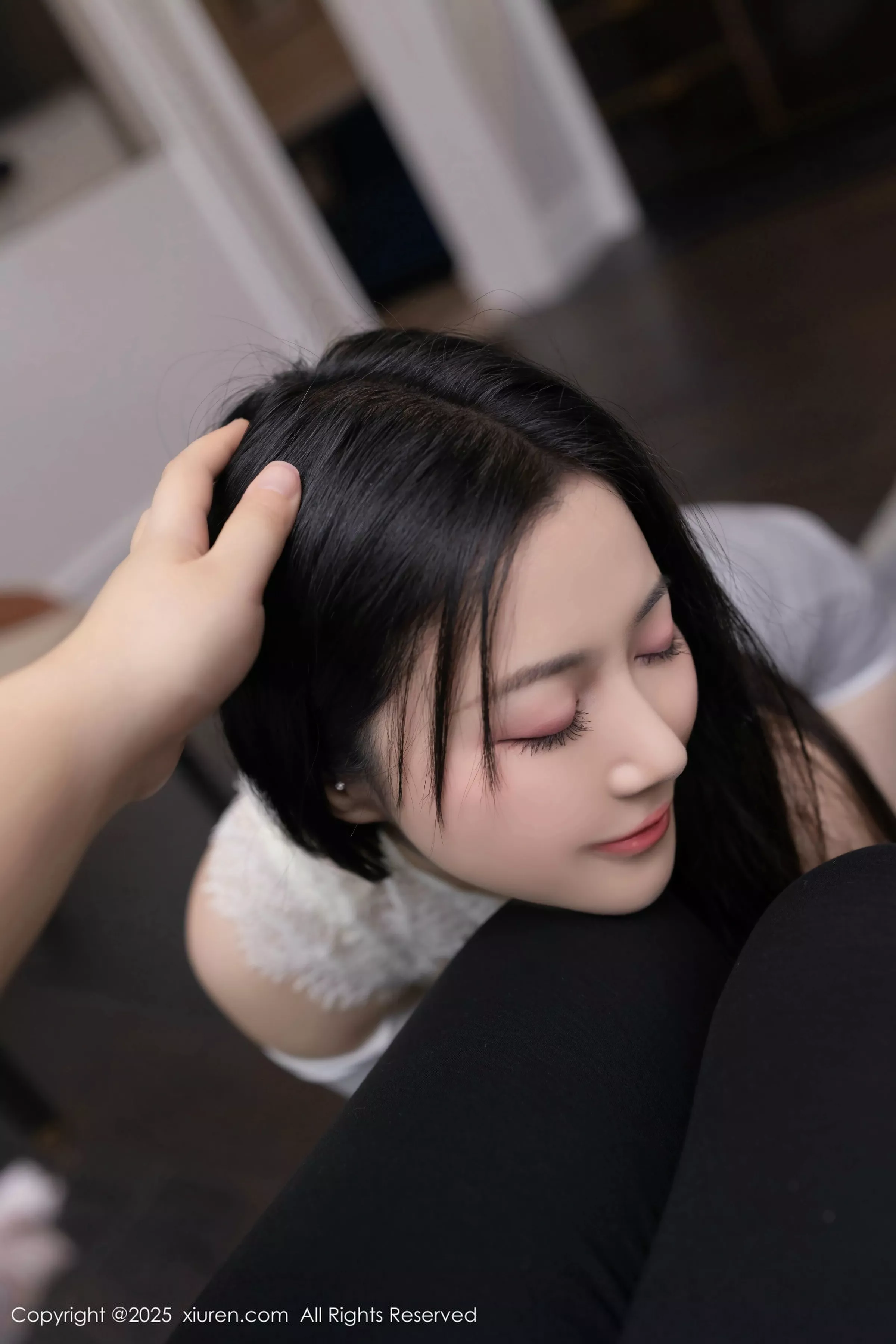 鱼子酱Fish性感白色短T露白色内衣配开档白丝秀美腿绝美写真 第 18 张