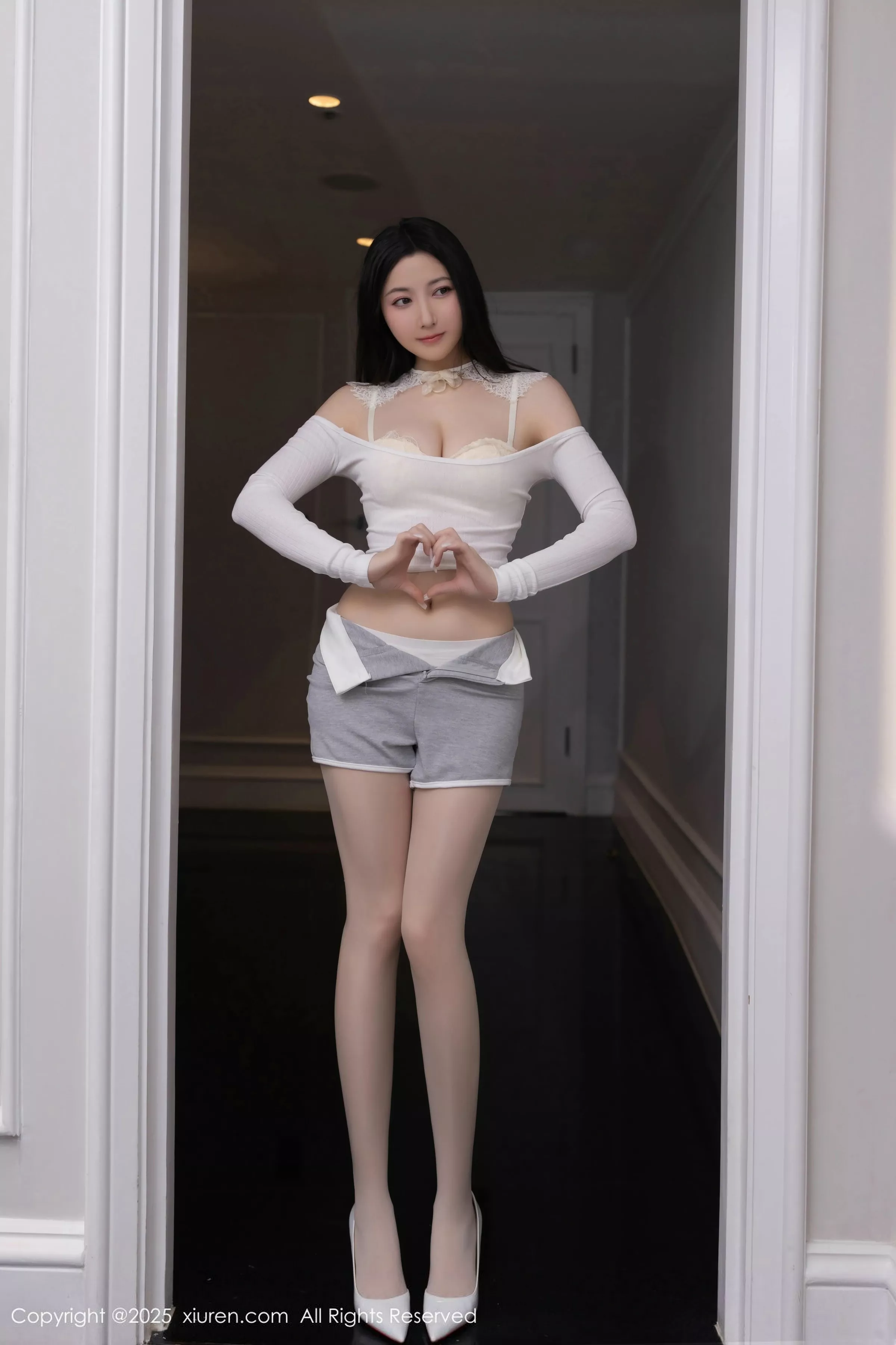 鱼子酱Fish性感白色短T露白色内衣配开档白丝秀美腿绝美写真 第 50 张