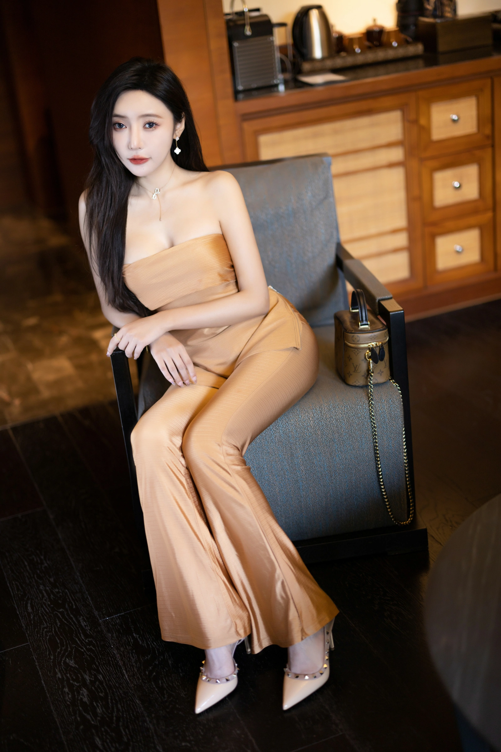 [秀人付费] 王馨瑶Yanni 诱人私拍福利 金色套装白色情趣 第 26 张