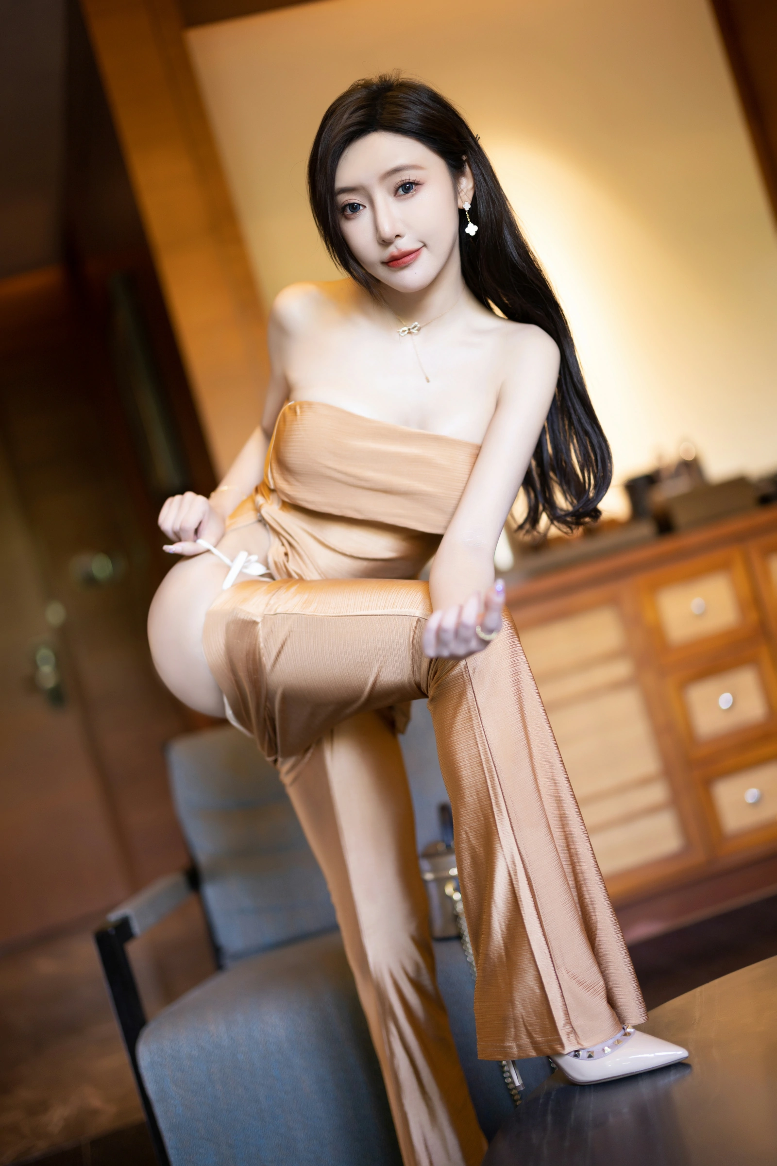 [秀人付费] 王馨瑶Yanni 诱人私拍福利 金色套装白色情趣 第 33 张