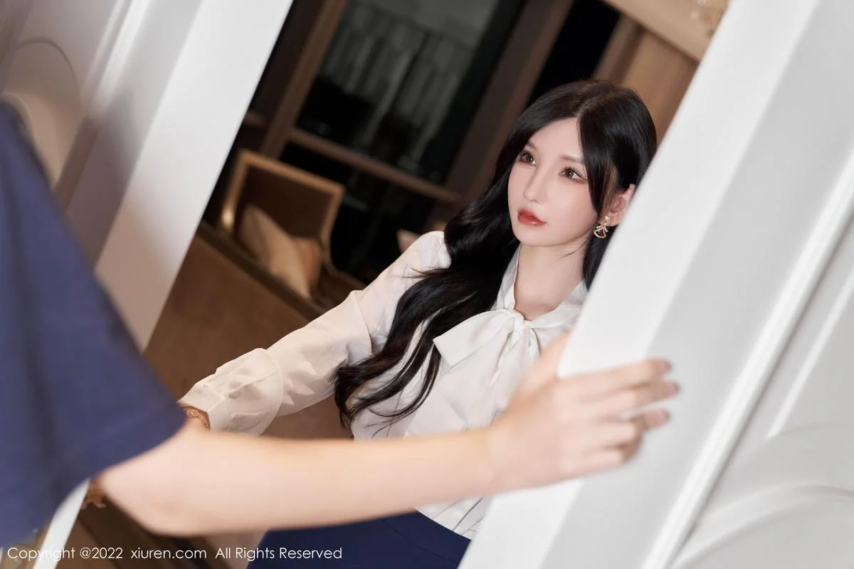 周于希Sally白色上衣配蓝短裙半脱露橙色蕾丝内衣绝美写真 第 13 张