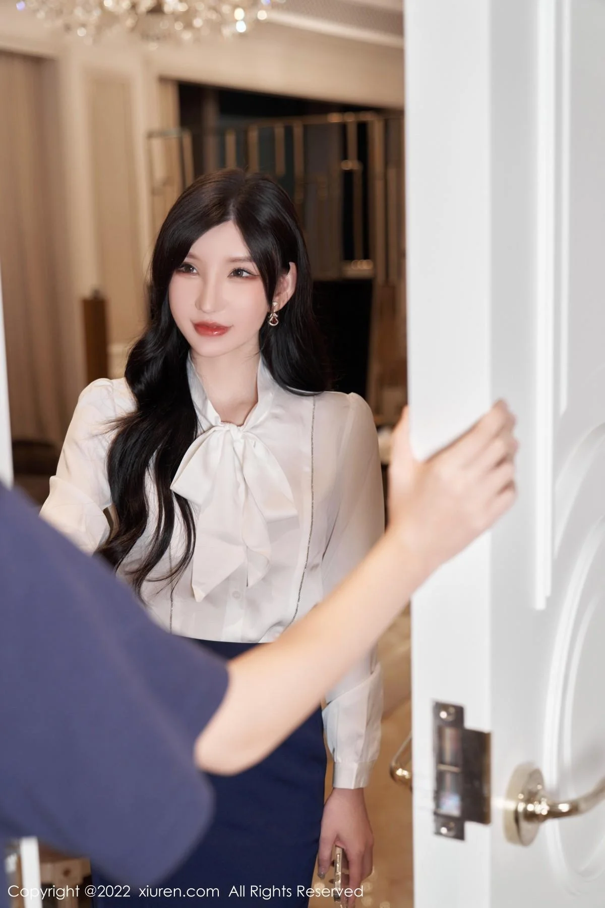 周于希Sally白色上衣配蓝短裙半脱露橙色蕾丝内衣绝美写真 第 14 张
