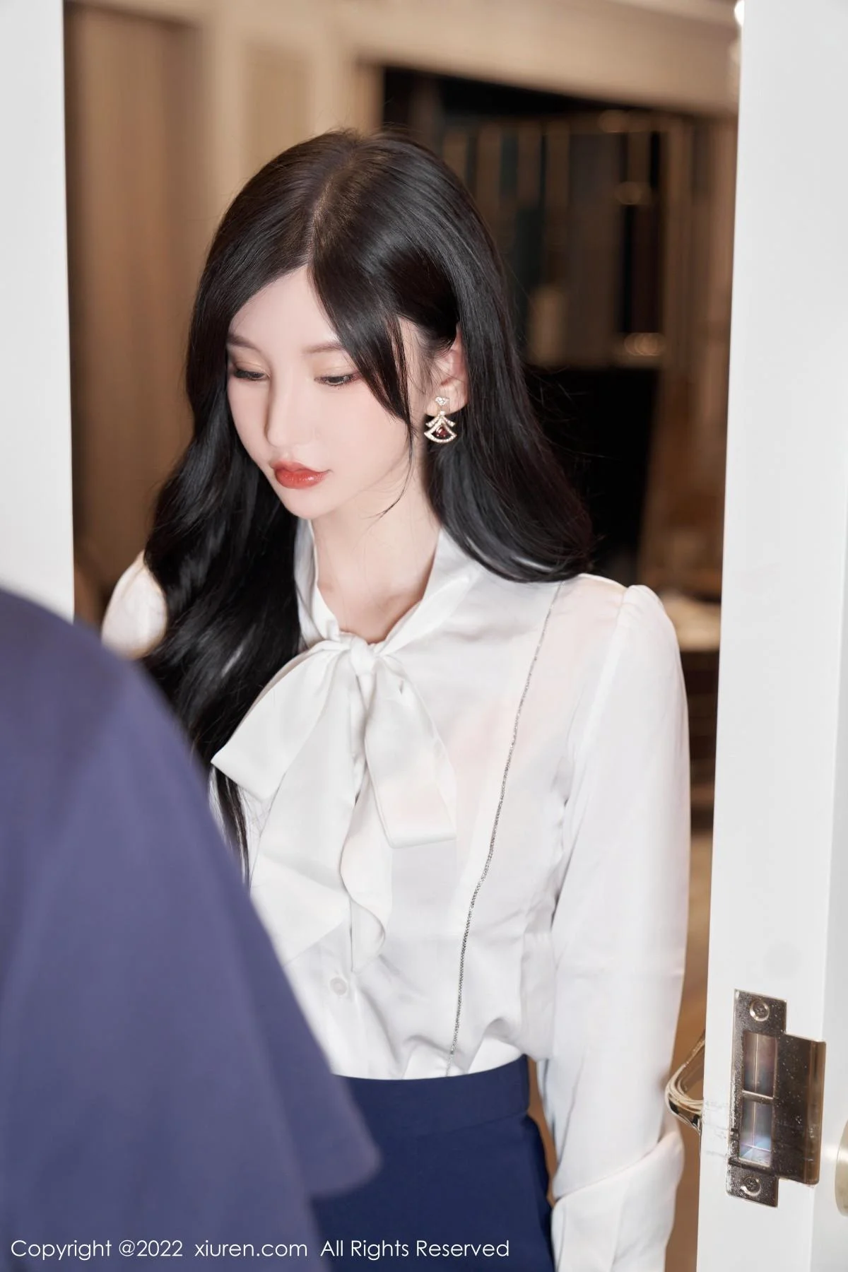 周于希Sally白色上衣配蓝短裙半脱露橙色蕾丝内衣绝美写真 第 15 张