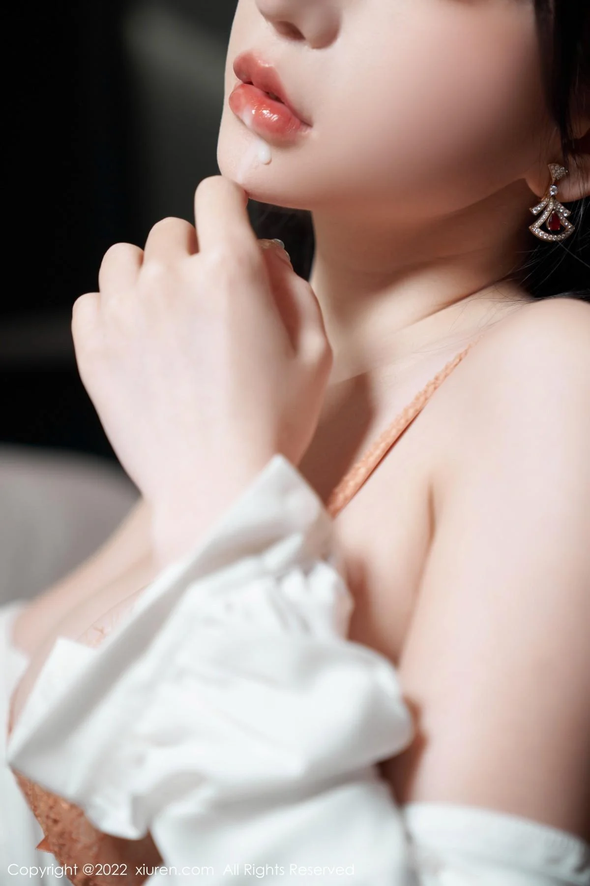 周于希Sally白色上衣配蓝短裙半脱露橙色蕾丝内衣绝美写真 第 61 张