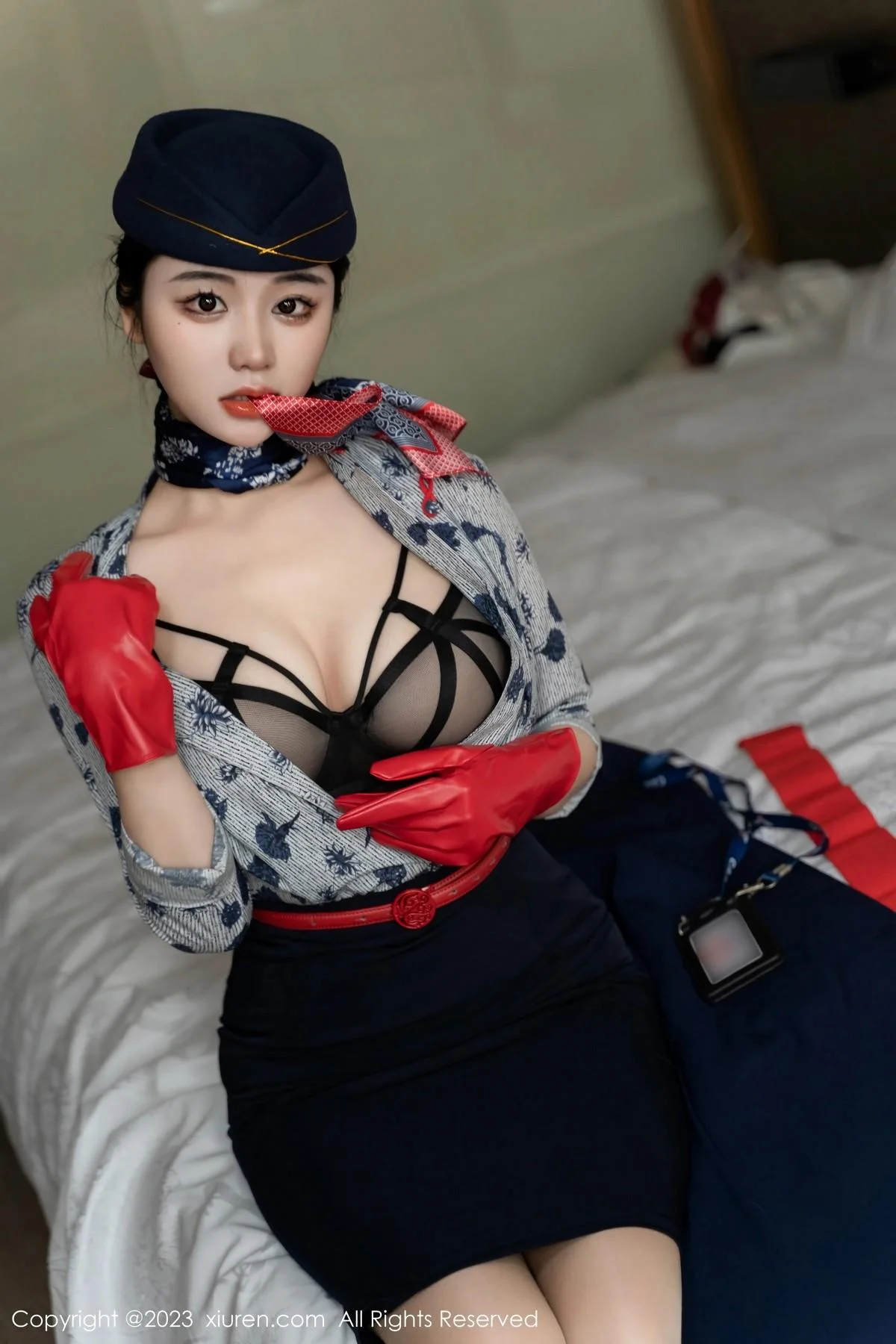 汐汐爱吃草莓性感空姐制服露黑色内衣秀完美身材绝美写真 第 18 张