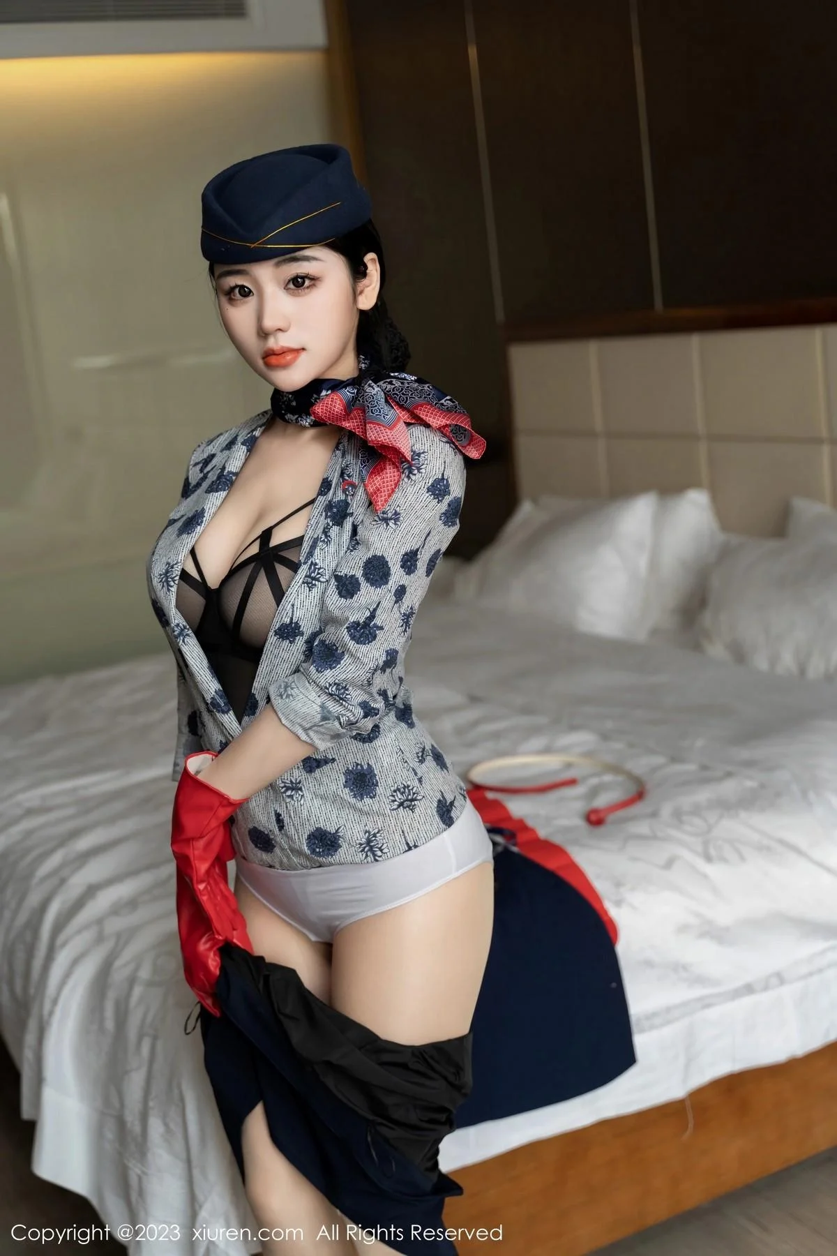 汐汐爱吃草莓性感空姐制服露黑色内衣秀完美身材绝美写真 第 22 张
